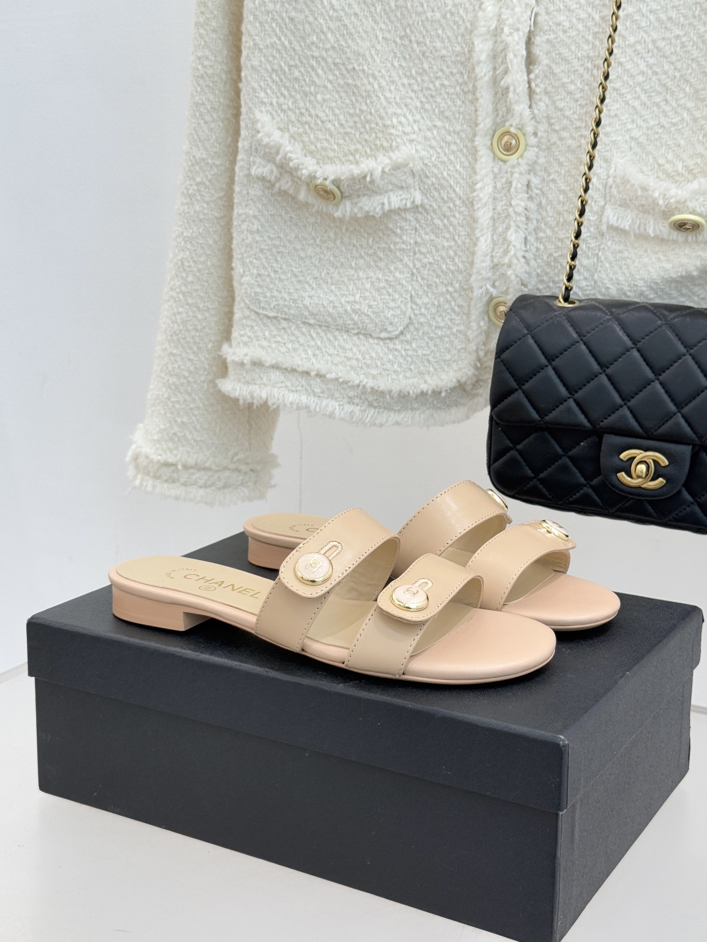 CHANE*｜小香26C早春新品双C纽扣凉拖系列将意式度假的慵懒与精致典雅织就成步履间的奢华诗篇。鞋身标
