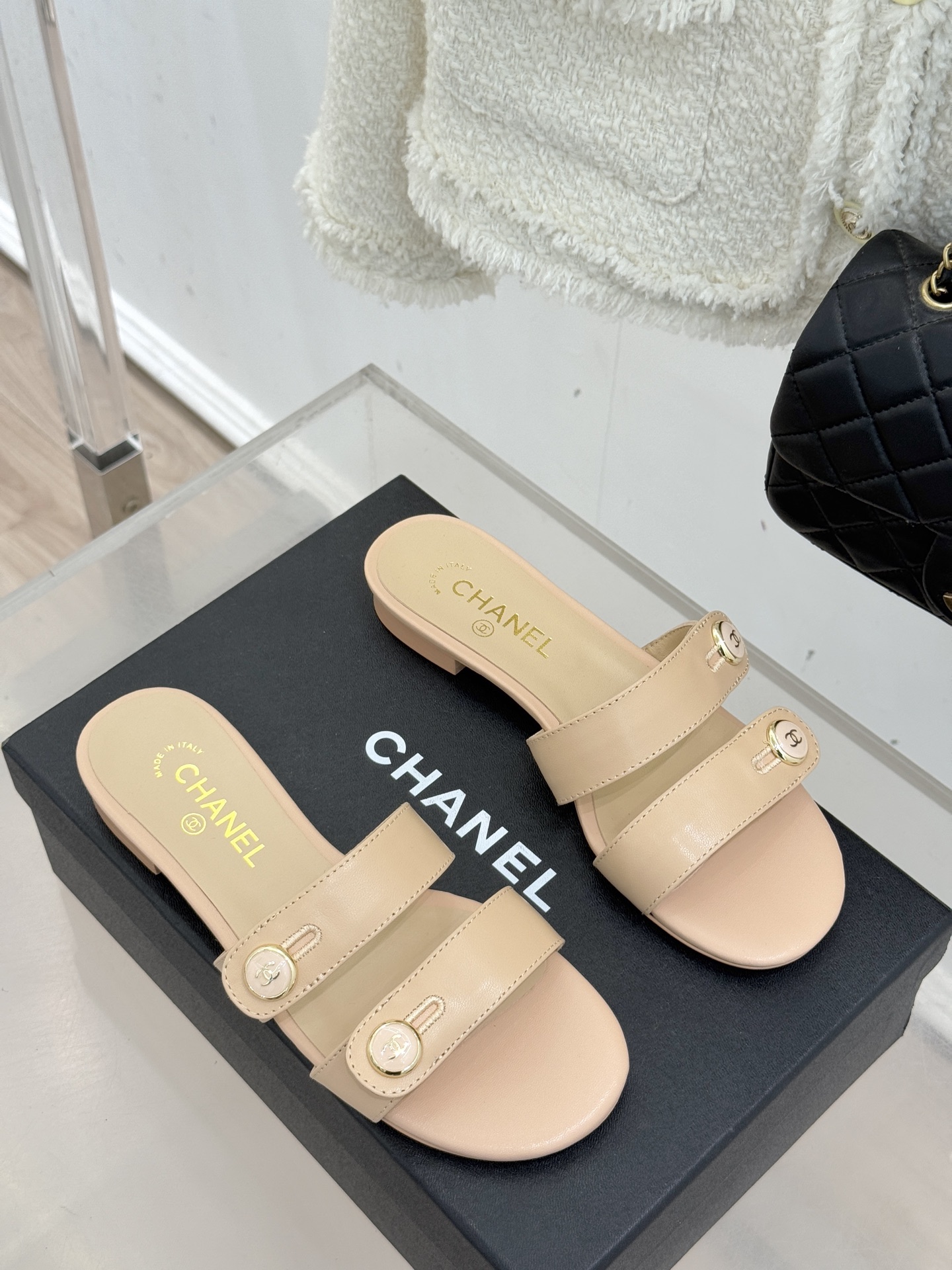 CHANE*｜小香26C早春新品双C纽扣凉拖系列将意式度假的慵懒与精致典雅织就成步履间的奢华诗篇。鞋身标