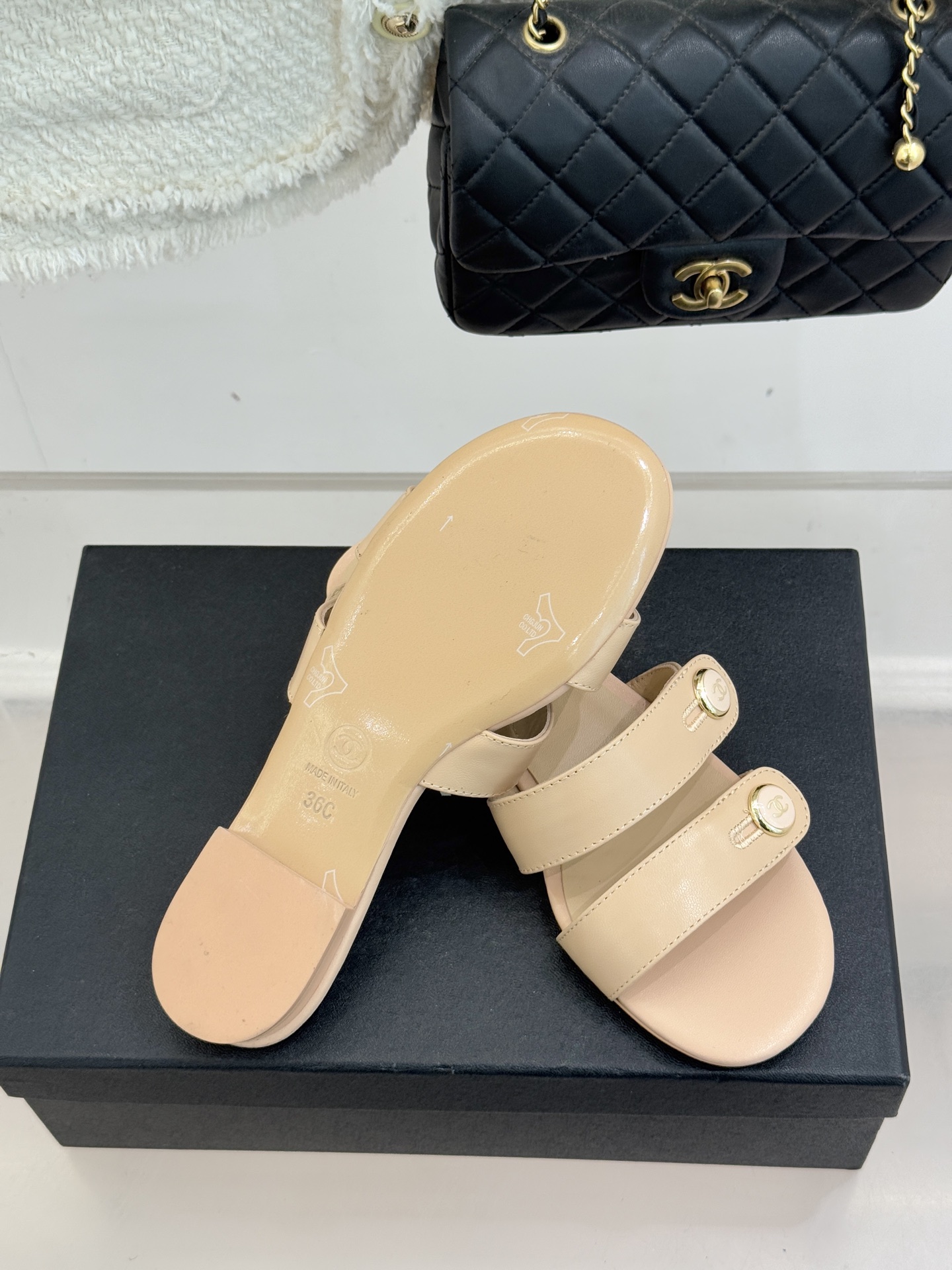 CHANE*｜小香26C早春新品双C纽扣凉拖系列将意式度假的慵懒与精致典雅织就成步履间的奢华诗篇。鞋身标