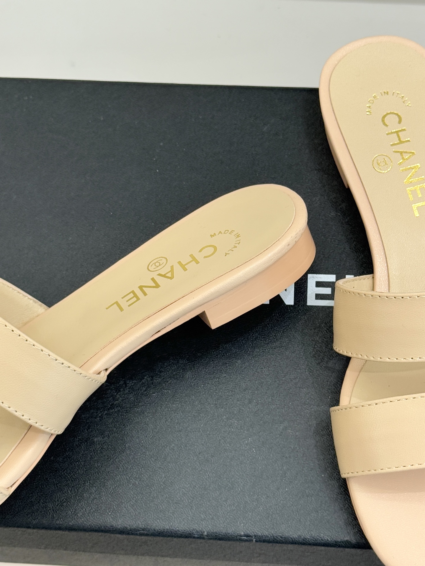 CHANE*｜小香26C早春新品双C纽扣凉拖系列将意式度假的慵懒与精致典雅织就成步履间的奢华诗篇。鞋身标