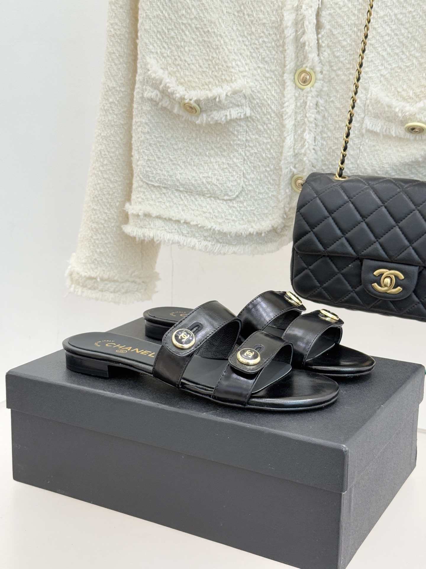 CHANE*｜小香26C早春新品双C纽扣凉拖系列将意式度假的慵懒与精致典雅织就成步履间的奢华诗篇。鞋身标