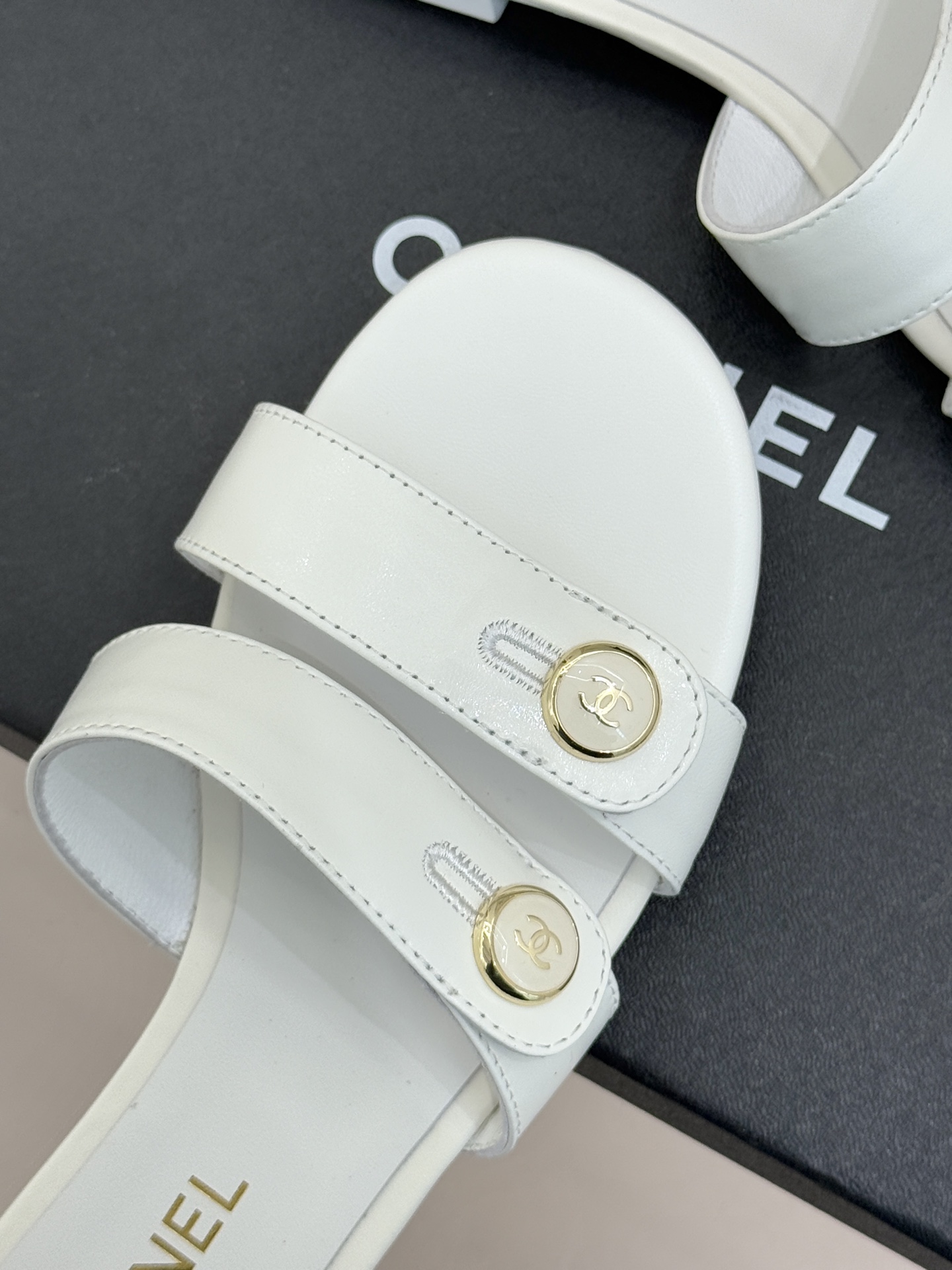 CHANE*｜小香26C早春新品双C纽扣凉拖系列将意式度假的慵懒与精致典雅织就成步履间的奢华诗篇。鞋身标