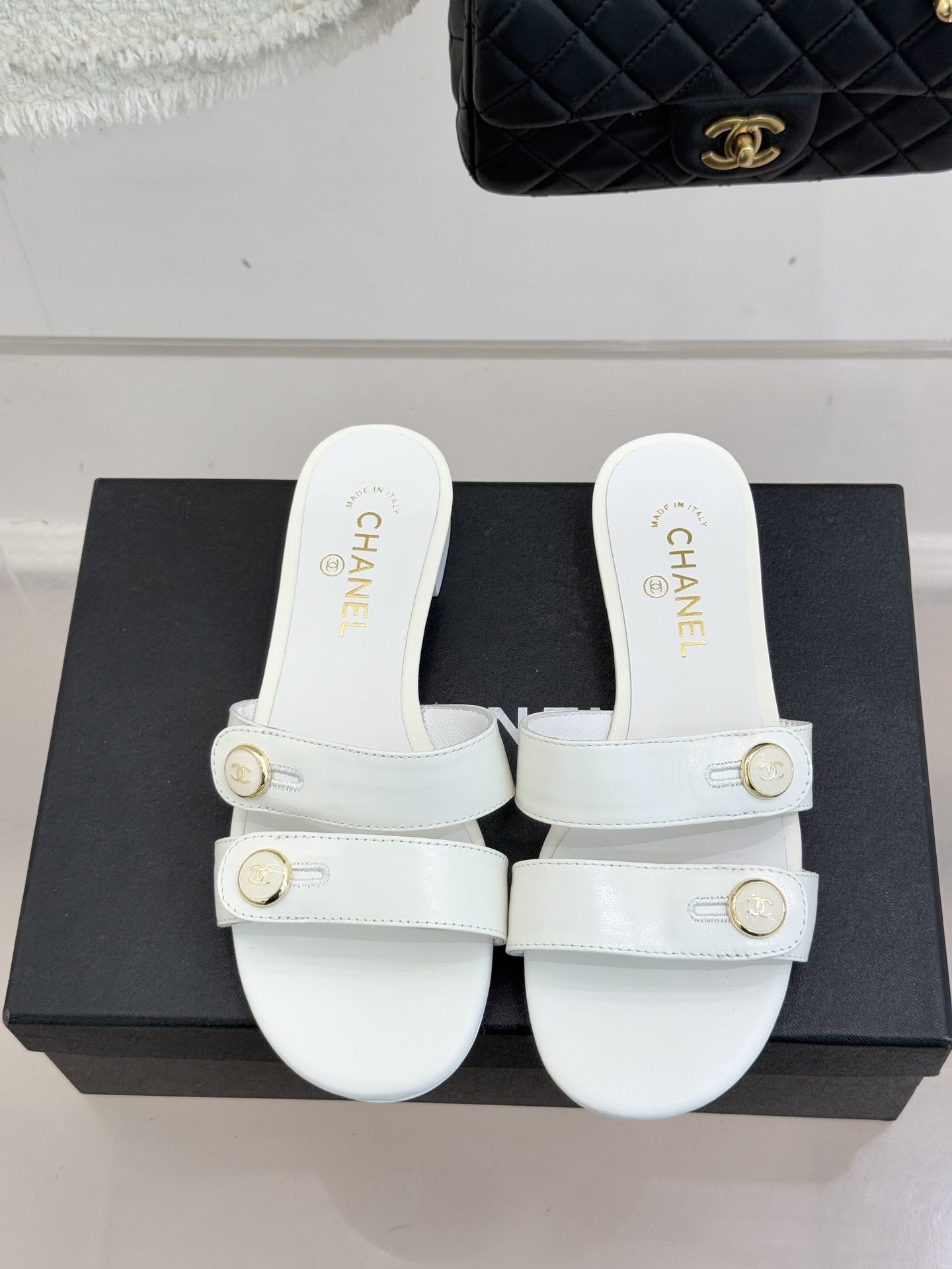 CHANE*｜小香26C早春新品双C纽扣凉拖系列将意式度假的慵懒与精致典雅织就成步履间的奢华诗篇。鞋身标