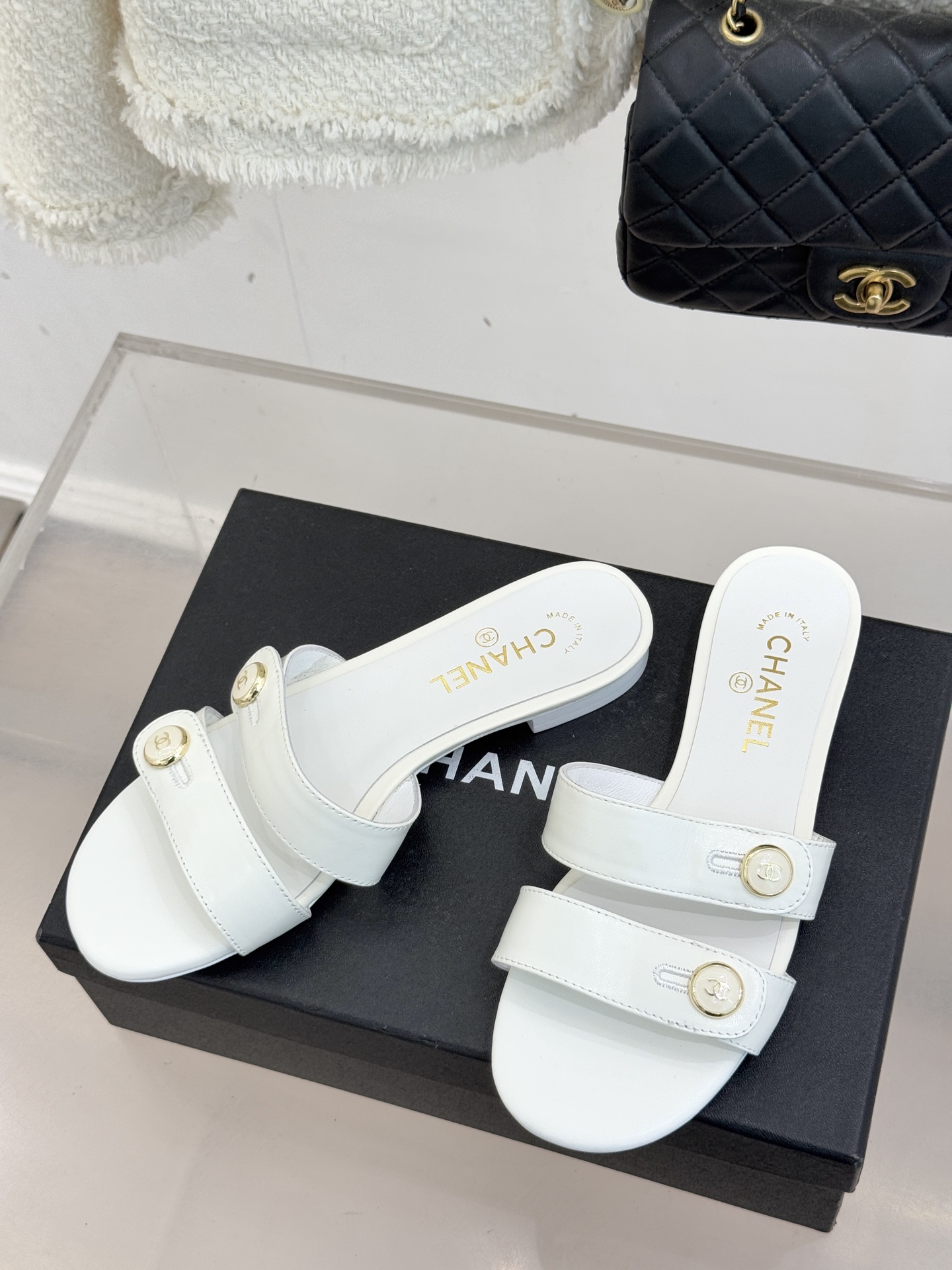 CHANE*｜小香26C早春新品双C纽扣凉拖系列将意式度假的慵懒与精致典雅织就成步履间的奢华诗篇。鞋身标