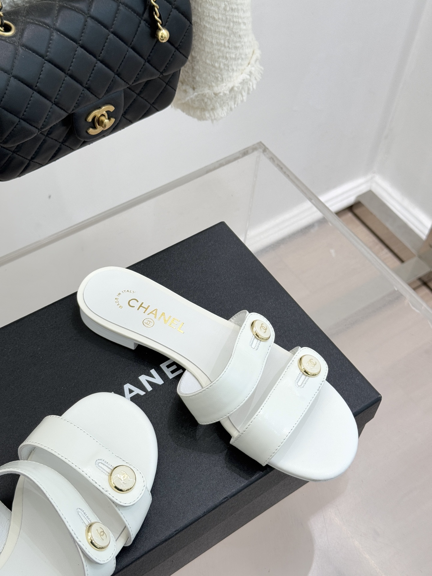 CHANE*｜小香26C早春新品双C纽扣凉拖系列将意式度假的慵懒与精致典雅织就成步履间的奢华诗篇。鞋身标