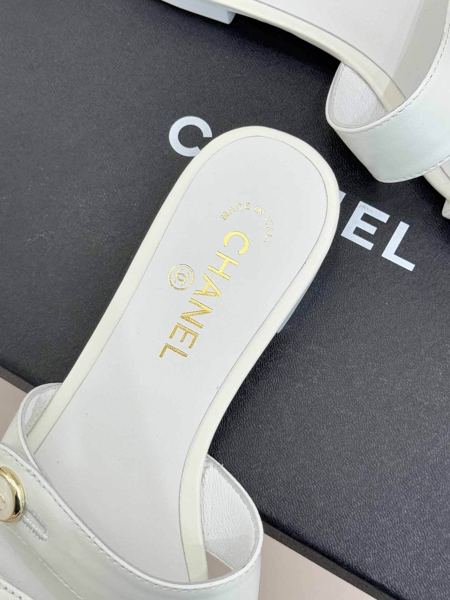 CHANE*｜小香26C早春新品双C纽扣凉拖系列将意式度假的慵懒与精致典雅织就成步履间的奢华诗篇。鞋身标