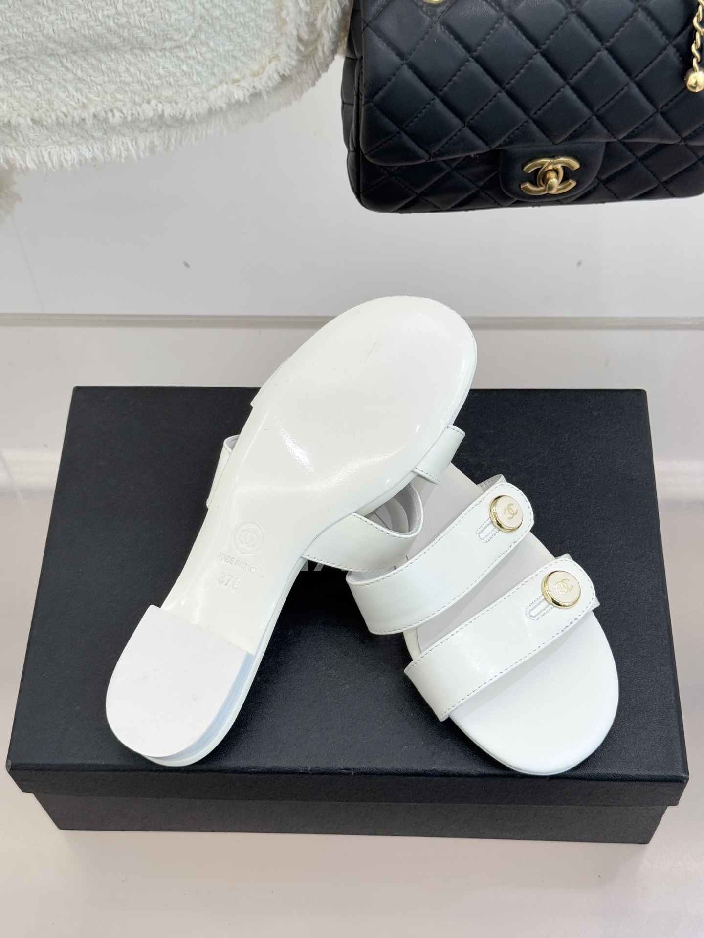 CHANE*｜小香26C早春新品双C纽扣凉拖系列将意式度假的慵懒与精致典雅织就成步履间的奢华诗篇。鞋身标