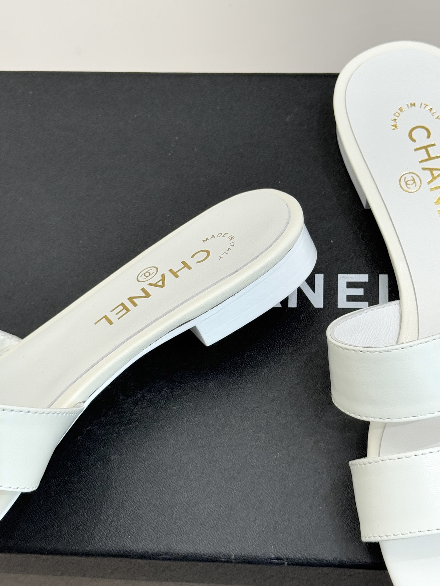 CHANE*｜小香26C早春新品双C纽扣凉拖系列将意式度假的慵懒与精致典雅织就成步履间的奢华诗篇。鞋身标