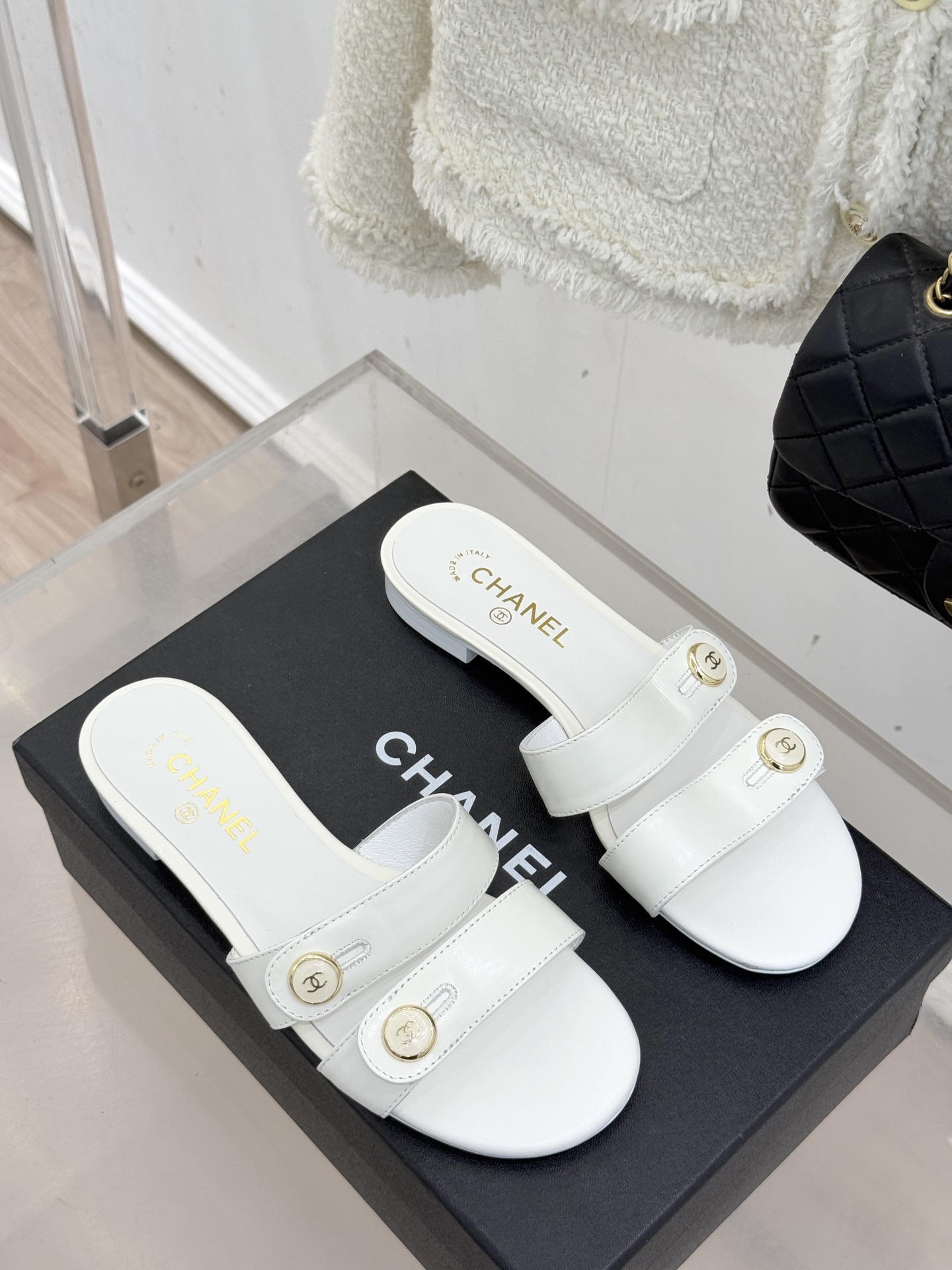 CHANE*｜小香26C早春新品双C纽扣凉拖系列将意式度假的慵懒与精致典雅织就成步履间的奢华诗篇。鞋身标