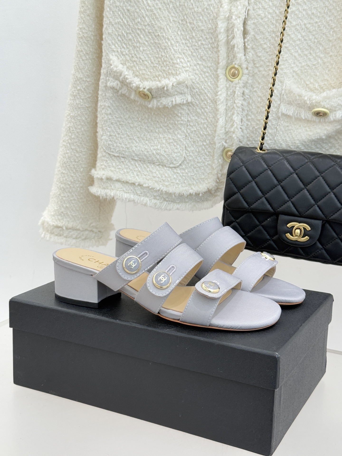 CHANE*｜小香26C早春新品双C纽扣凉拖系列将意式度假的慵懒与精致典雅织就成步履间的奢华诗篇。鞋身标