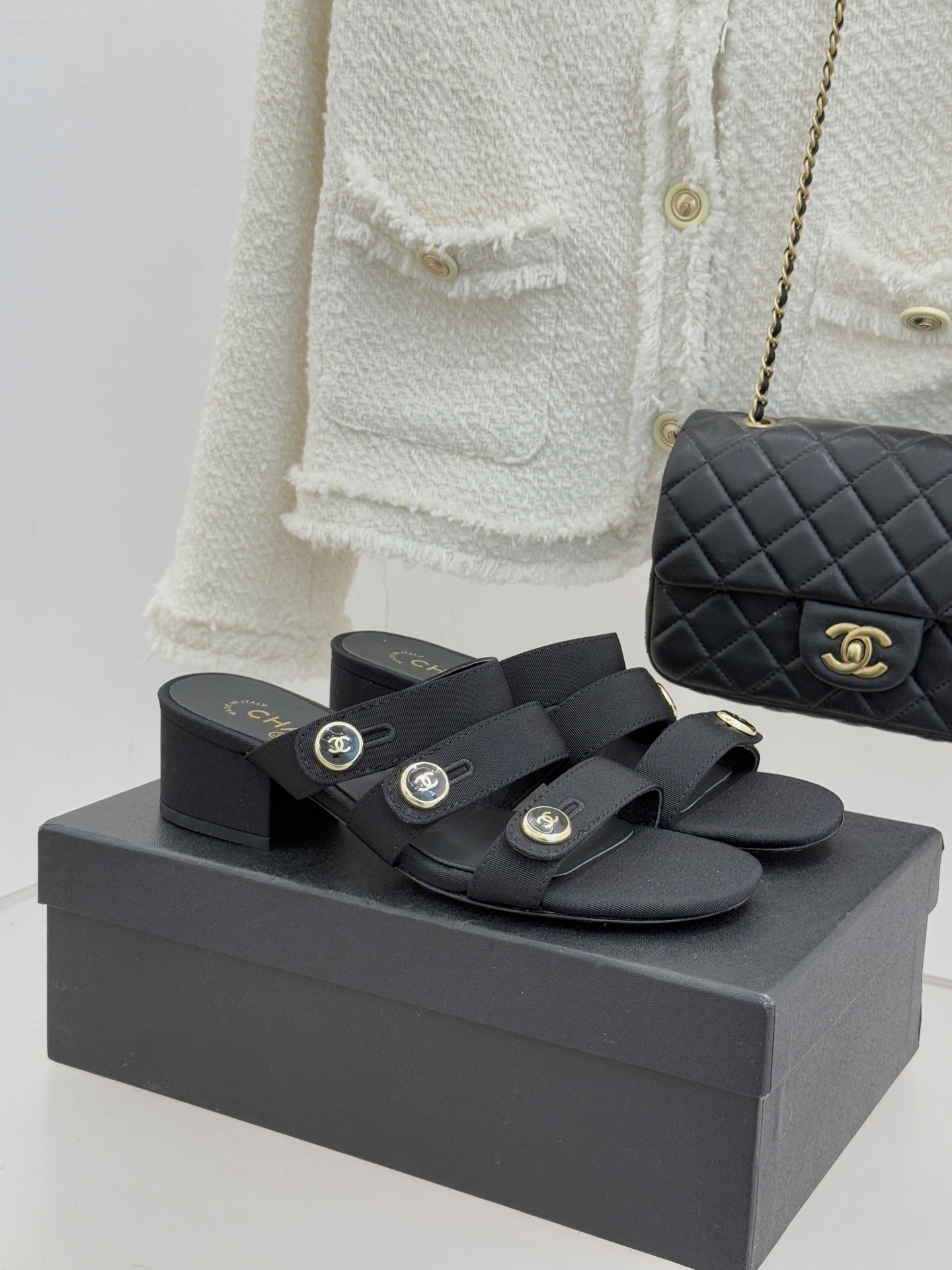 CHANE*｜小香26C早春新品双C纽扣凉拖系列将意式度假的慵懒与精致典雅织就成步履间的奢华诗篇。鞋身标