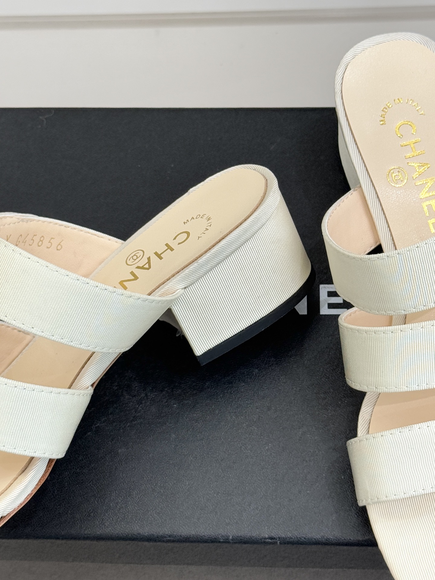 CHANE*｜小香26C早春新品双C纽扣凉拖系列将意式度假的慵懒与精致典雅织就成步履间的奢华诗篇。鞋身标