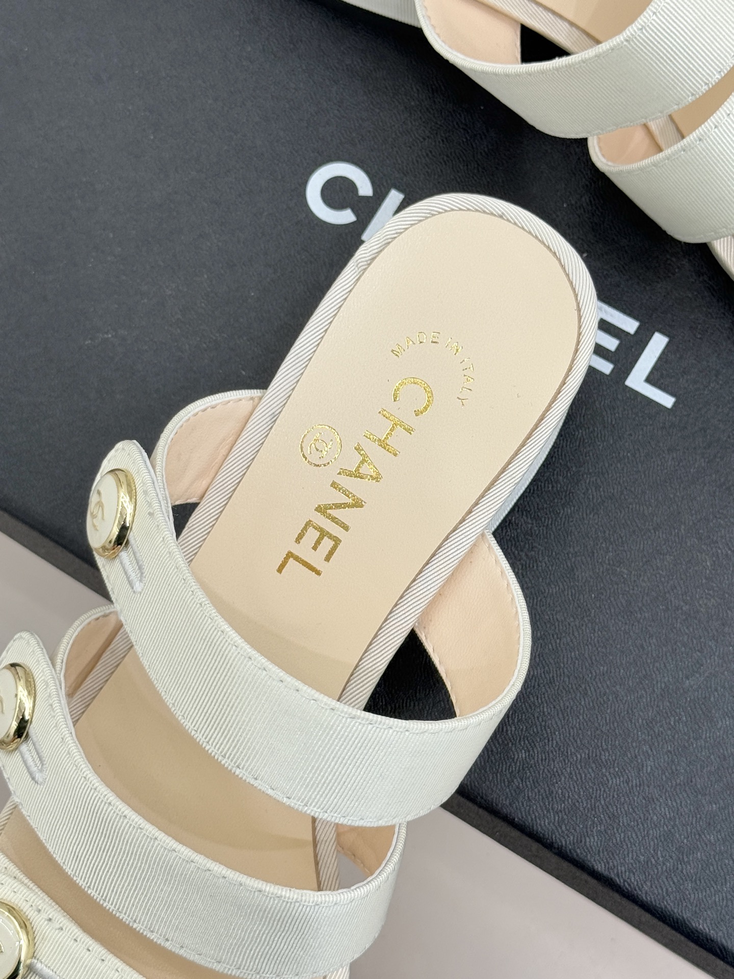 CHANE*｜小香26C早春新品双C纽扣凉拖系列将意式度假的慵懒与精致典雅织就成步履间的奢华诗篇。鞋身标