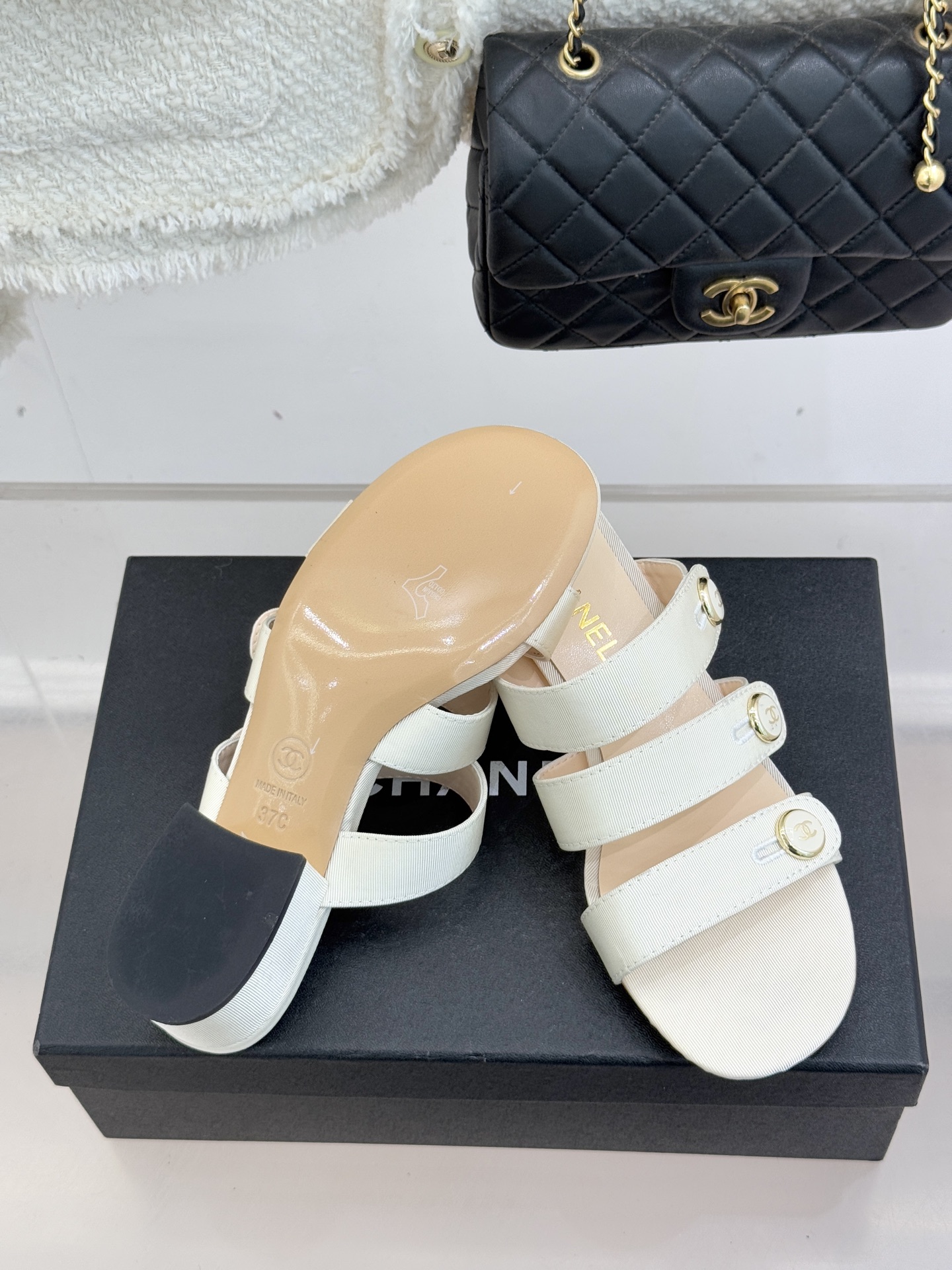 CHANE*｜小香26C早春新品双C纽扣凉拖系列将意式度假的慵懒与精致典雅织就成步履间的奢华诗篇。鞋身标