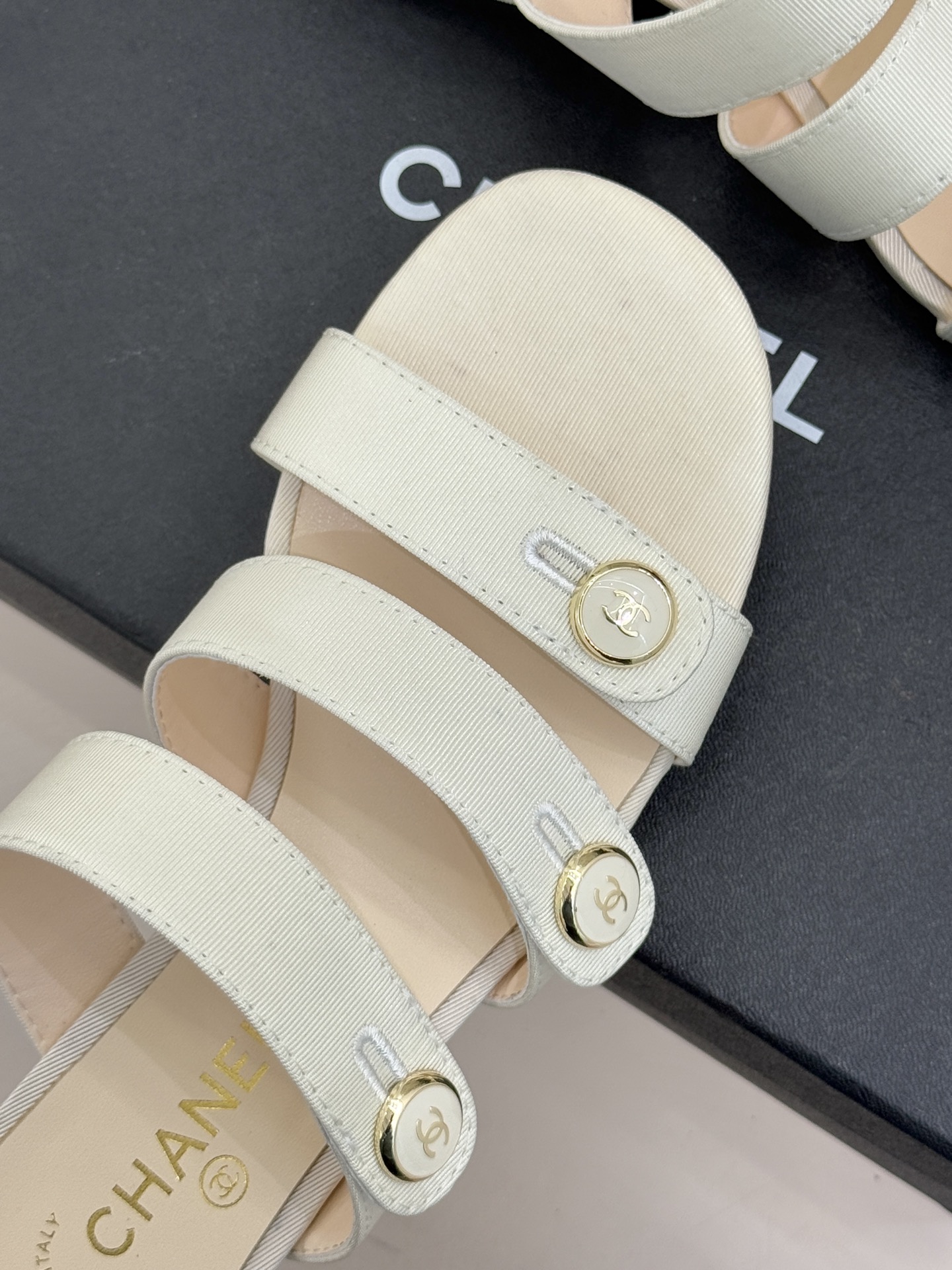 CHANE*｜小香26C早春新品双C纽扣凉拖系列将意式度假的慵懒与精致典雅织就成步履间的奢华诗篇。鞋身标