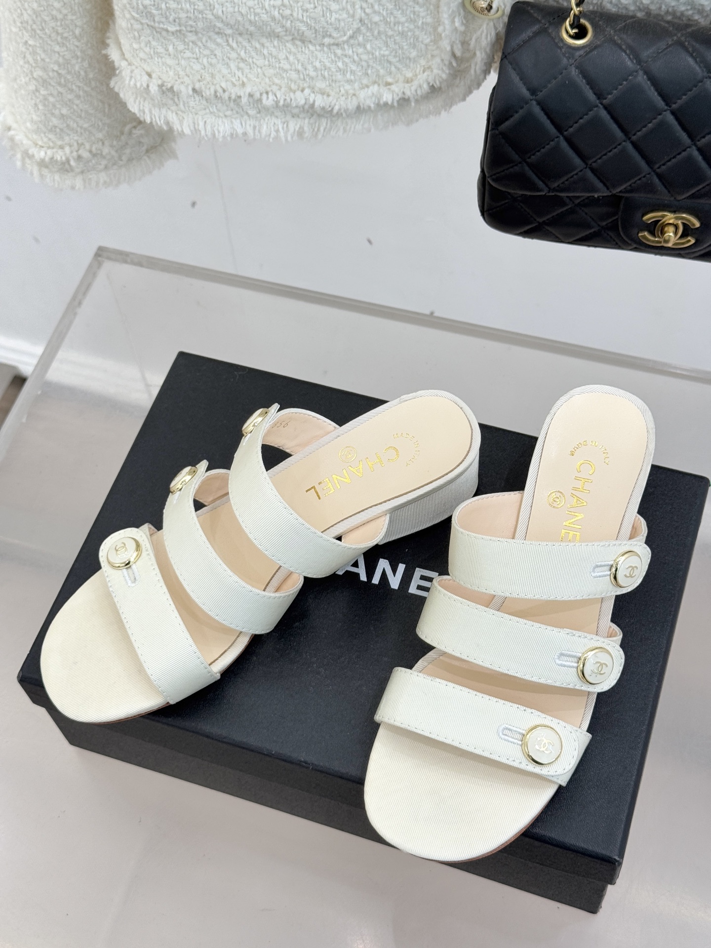 CHANE*｜小香26C早春新品双C纽扣凉拖系列将意式度假的慵懒与精致典雅织就成步履间的奢华诗篇。鞋身标