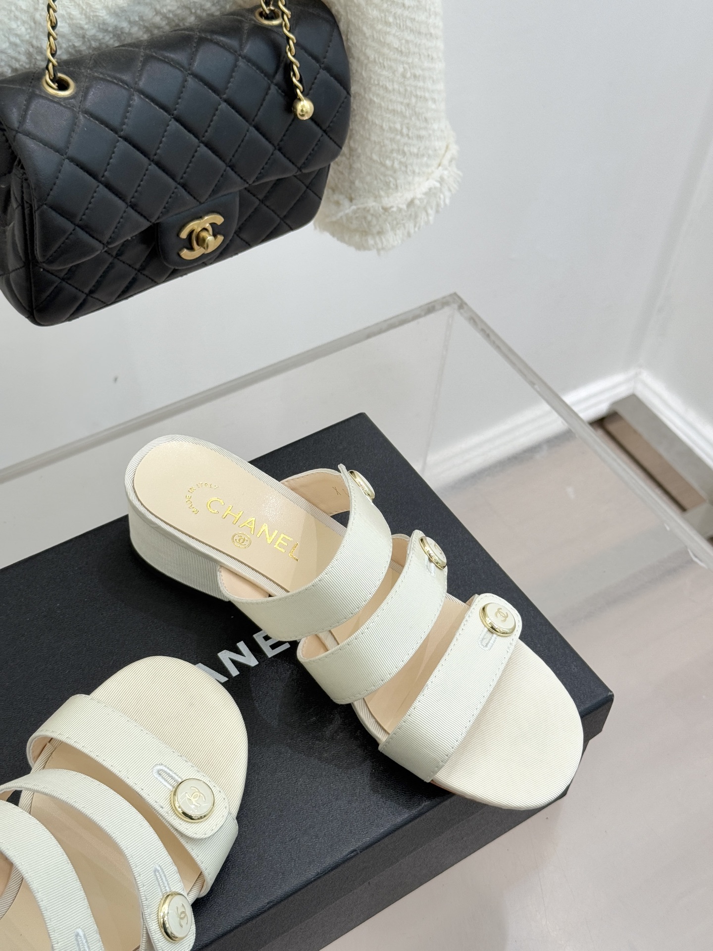 CHANE*｜小香26C早春新品双C纽扣凉拖系列将意式度假的慵懒与精致典雅织就成步履间的奢华诗篇。鞋身标