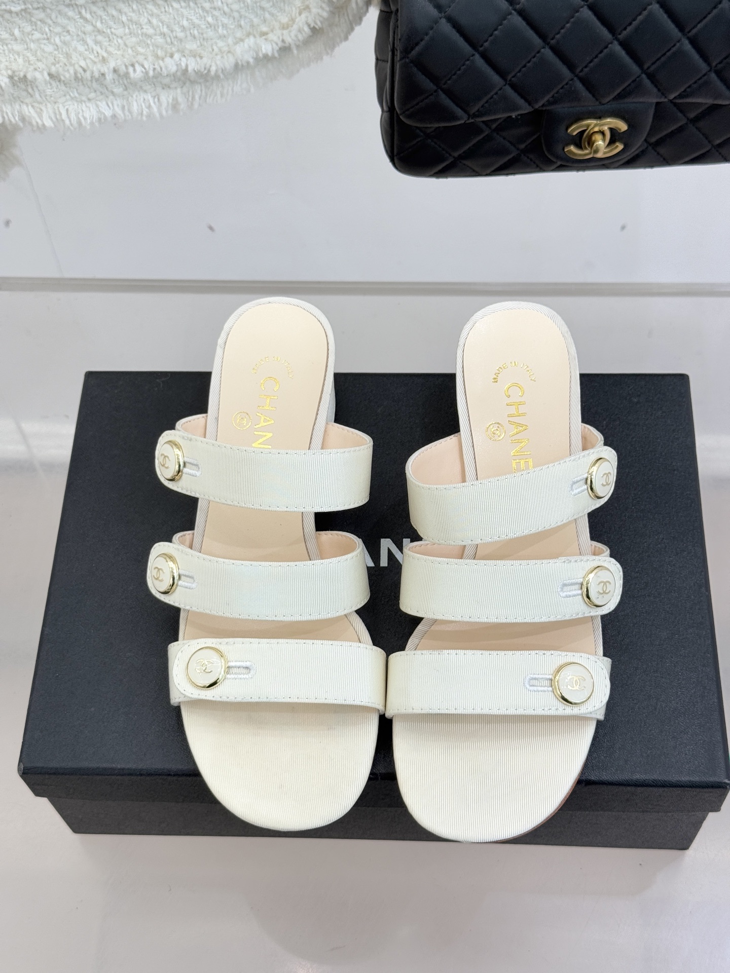 CHANE*｜小香26C早春新品双C纽扣凉拖系列将意式度假的慵懒与精致典雅织就成步履间的奢华诗篇。鞋身标