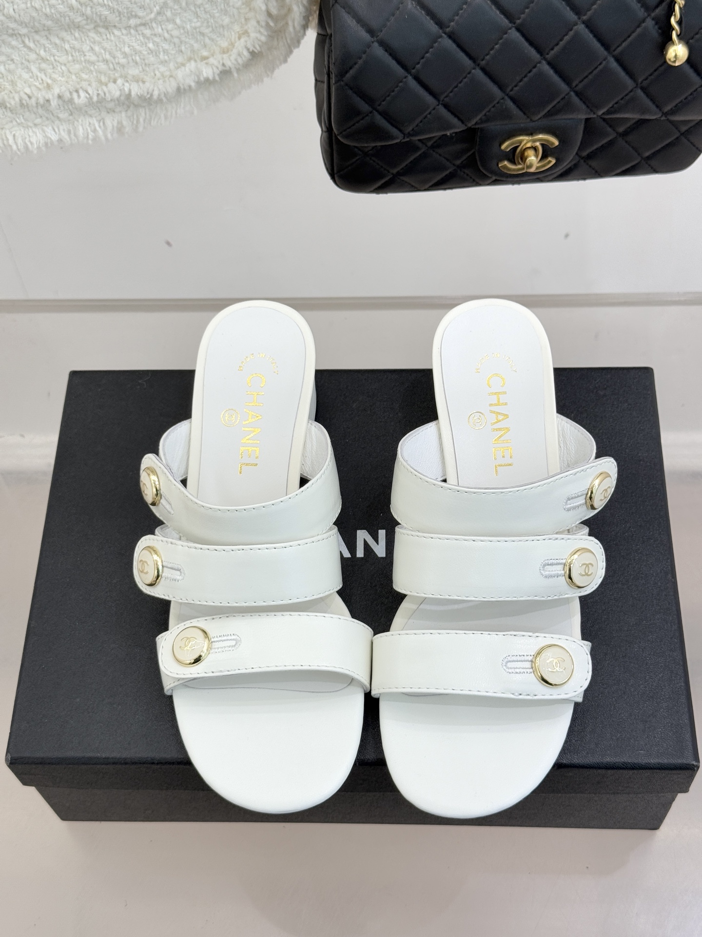 CHANE*｜小香26C早春新品双C纽扣凉拖系列将意式度假的慵懒与精致典雅织就成步履间的奢华诗篇。鞋身标