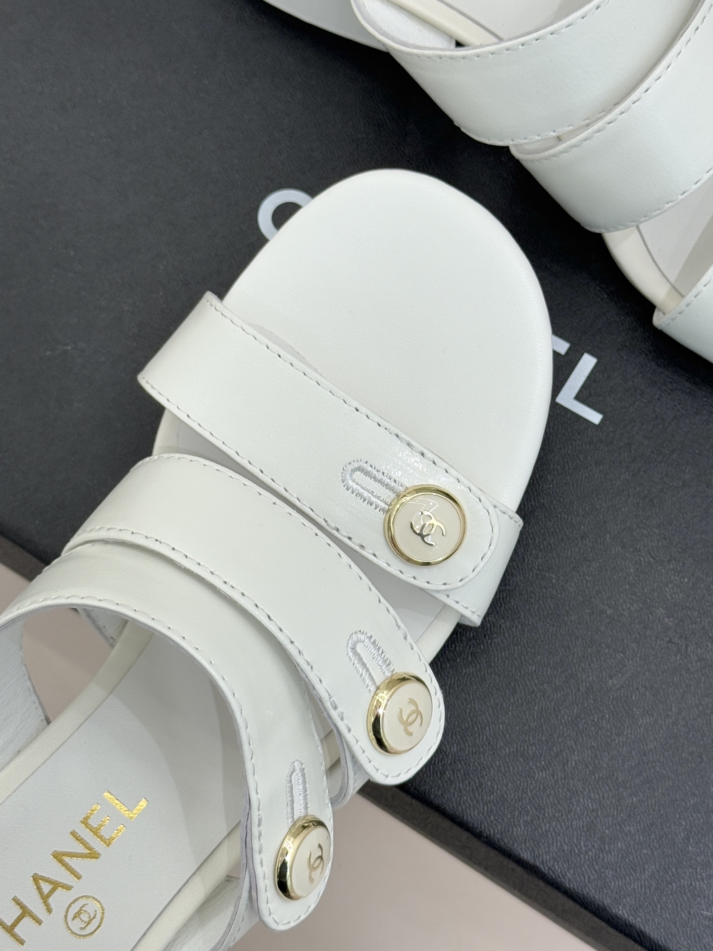 CHANE*｜小香26C早春新品双C纽扣凉拖系列将意式度假的慵懒与精致典雅织就成步履间的奢华诗篇。鞋身标