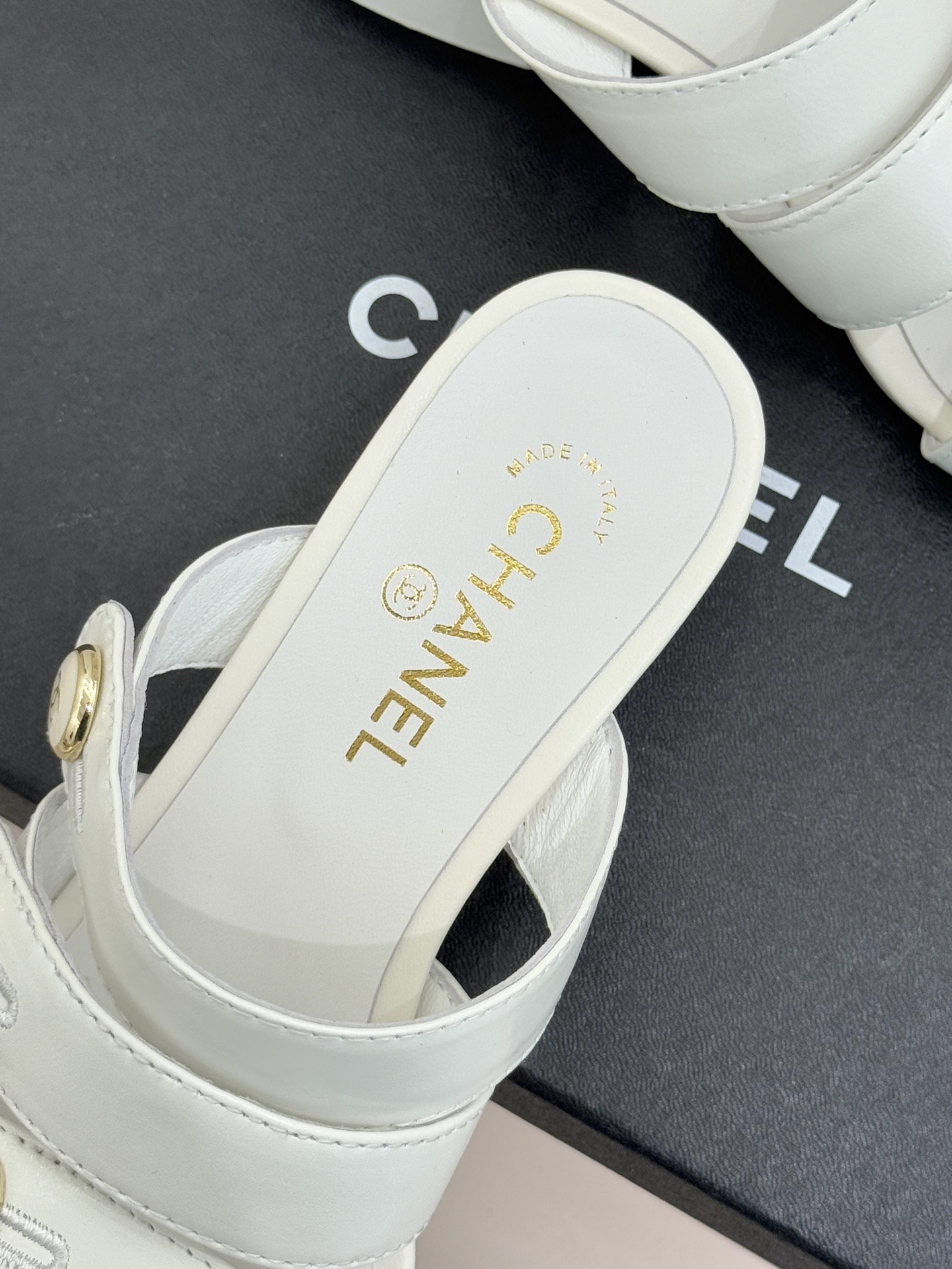 CHANE*｜小香26C早春新品双C纽扣凉拖系列将意式度假的慵懒与精致典雅织就成步履间的奢华诗篇。鞋身标