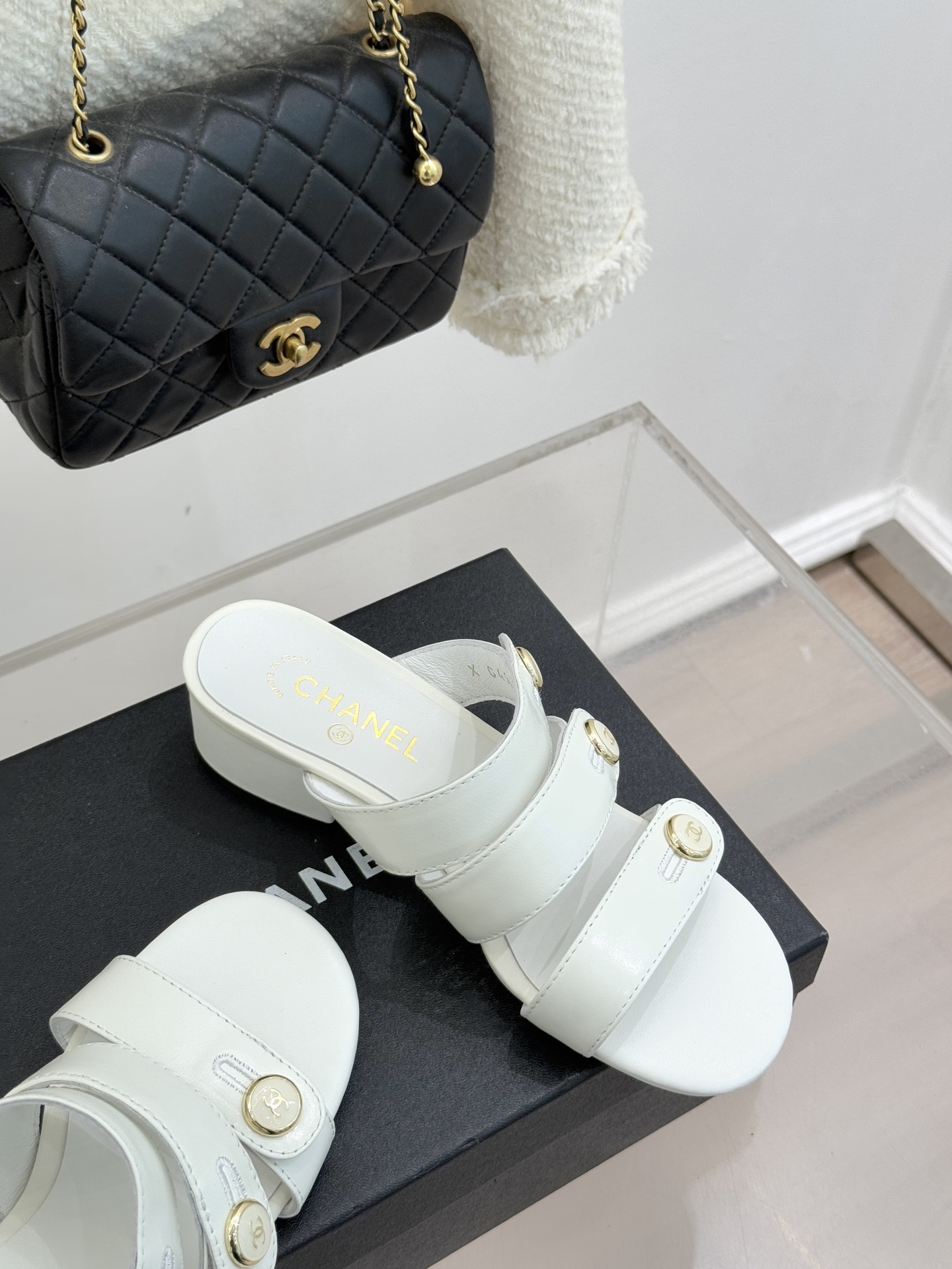CHANE*｜小香26C早春新品双C纽扣凉拖系列将意式度假的慵懒与精致典雅织就成步履间的奢华诗篇。鞋身标