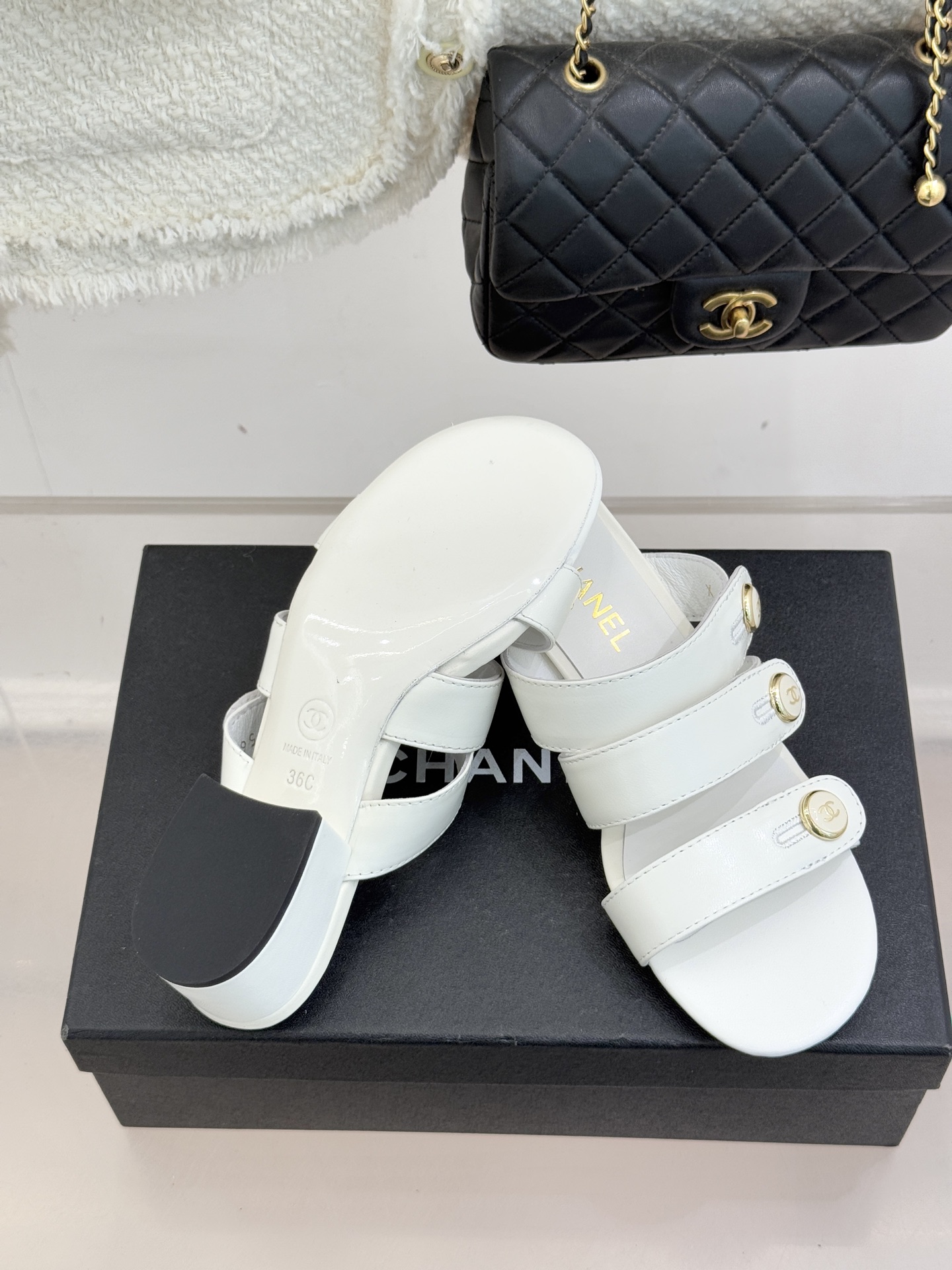 CHANE*｜小香26C早春新品双C纽扣凉拖系列将意式度假的慵懒与精致典雅织就成步履间的奢华诗篇。鞋身标