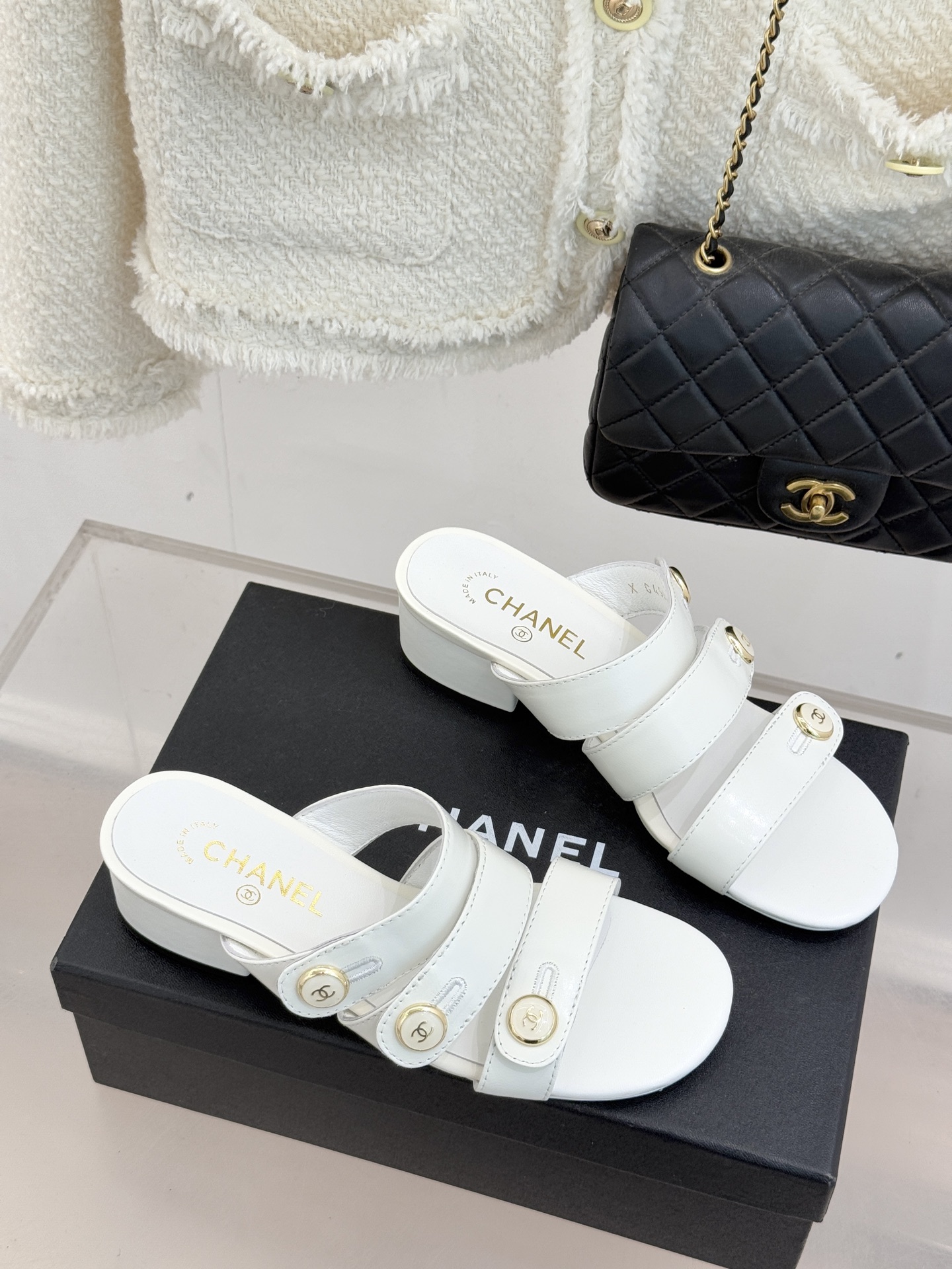 CHANE*｜小香26C早春新品双C纽扣凉拖系列将意式度假的慵懒与精致典雅织就成步履间的奢华诗篇。鞋身标