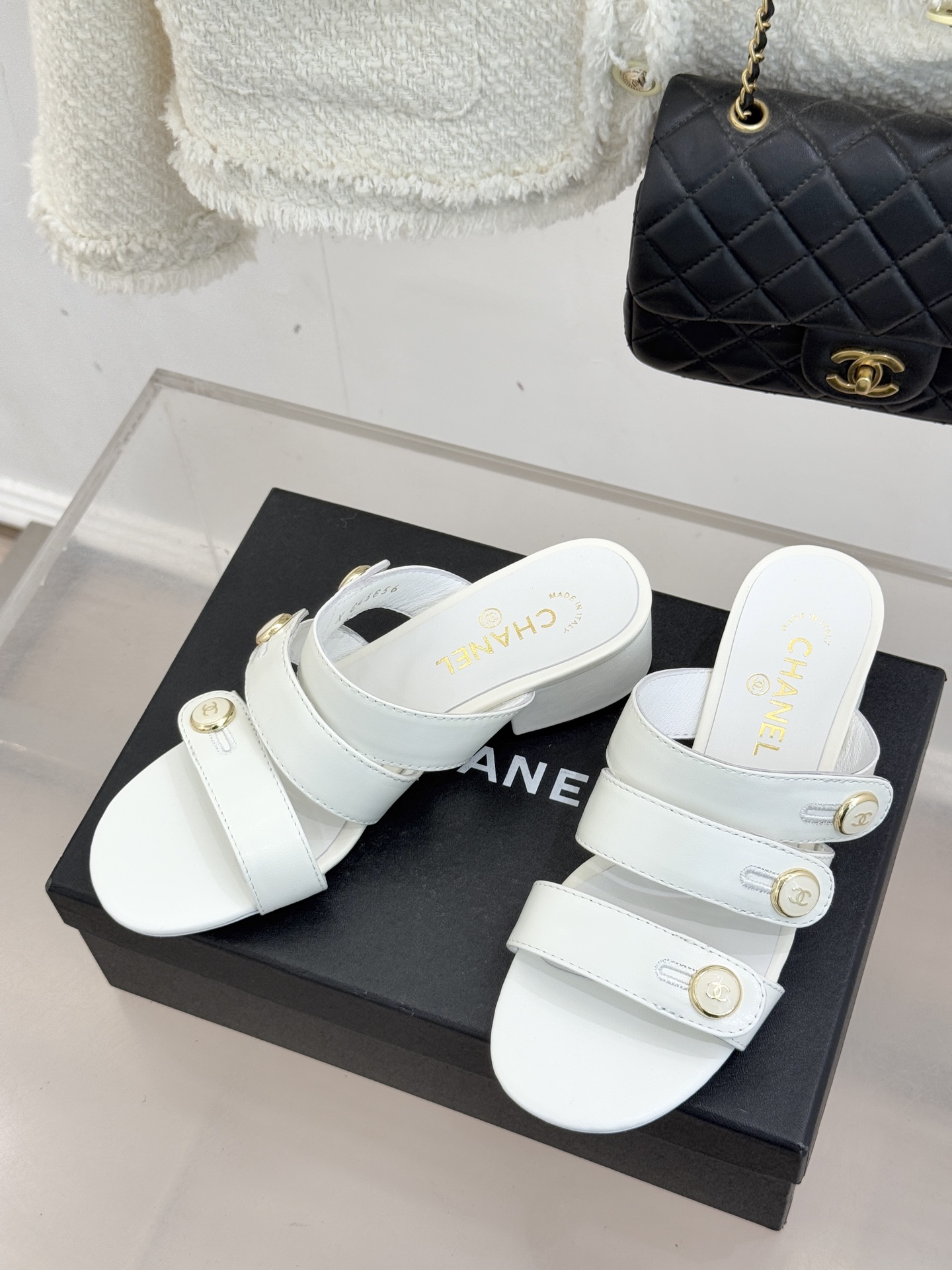 CHANE*｜小香26C早春新品双C纽扣凉拖系列将意式度假的慵懒与精致典雅织就成步履间的奢华诗篇。鞋身标