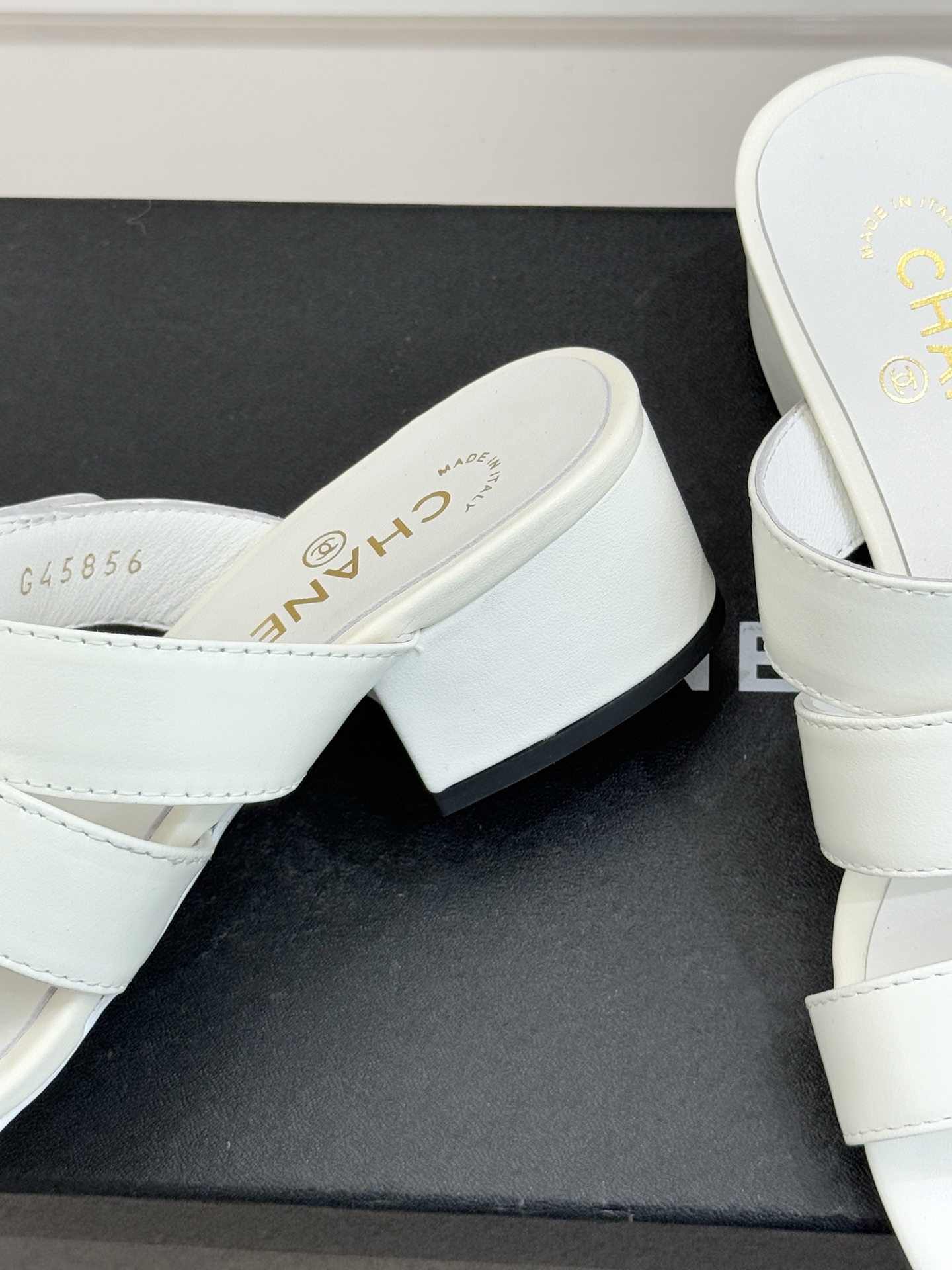 CHANE*｜小香26C早春新品双C纽扣凉拖系列将意式度假的慵懒与精致典雅织就成步履间的奢华诗篇。鞋身标