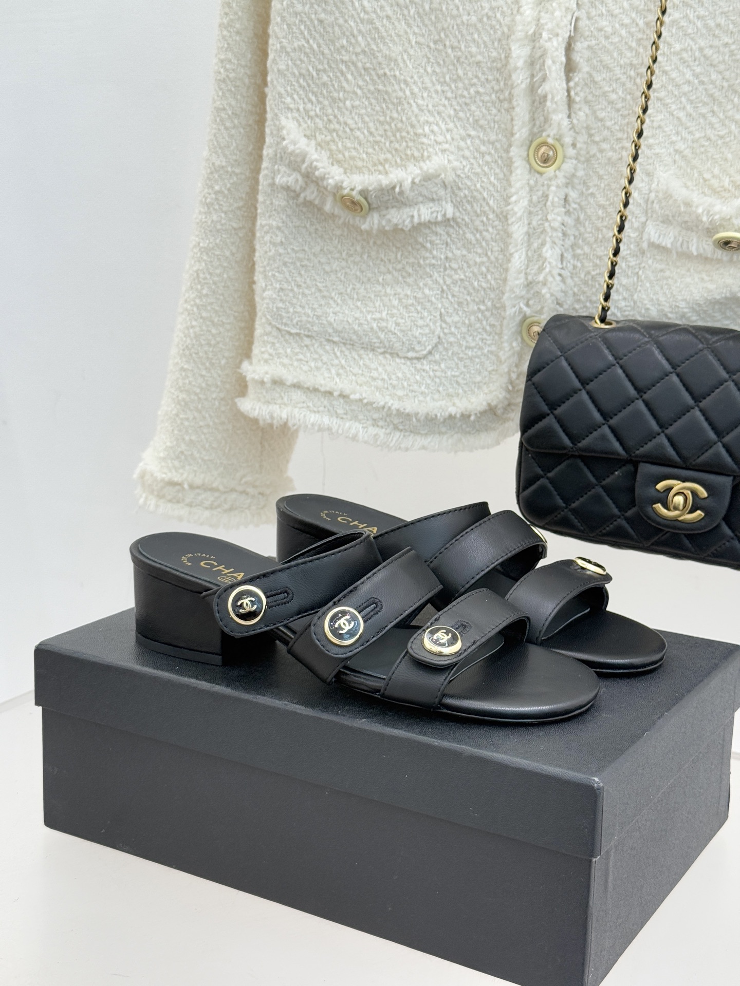 CHANE*｜小香26C早春新品双C纽扣凉拖系列将意式度假的慵懒与精致典雅织就成步履间的奢华诗篇。鞋身标