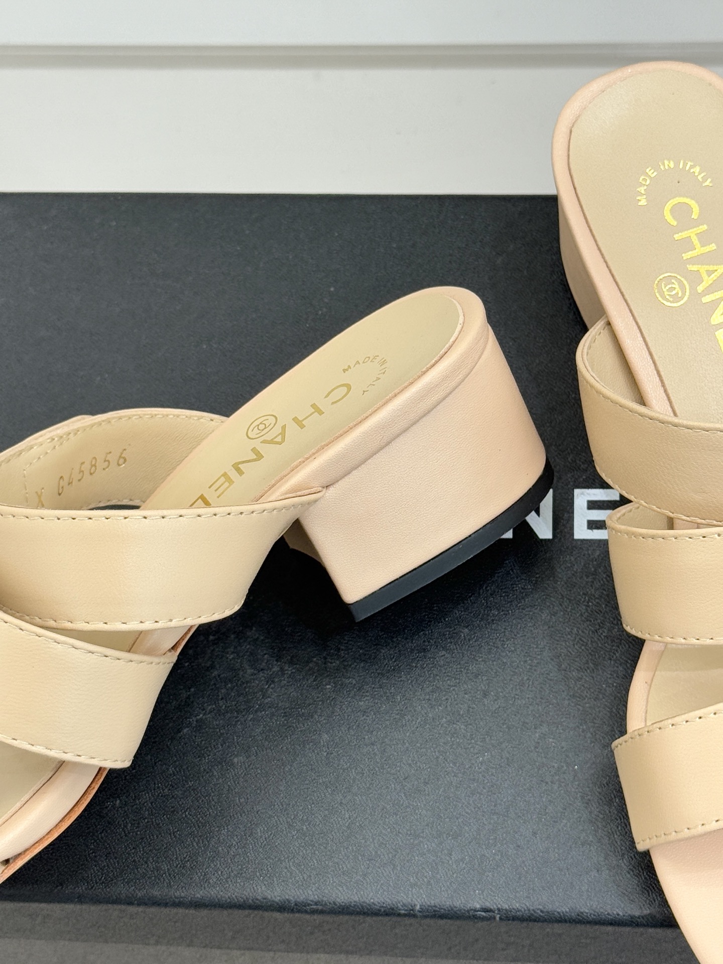 CHANE*｜小香26C早春新品双C纽扣凉拖系列将意式度假的慵懒与精致典雅织就成步履间的奢华诗篇。鞋身标