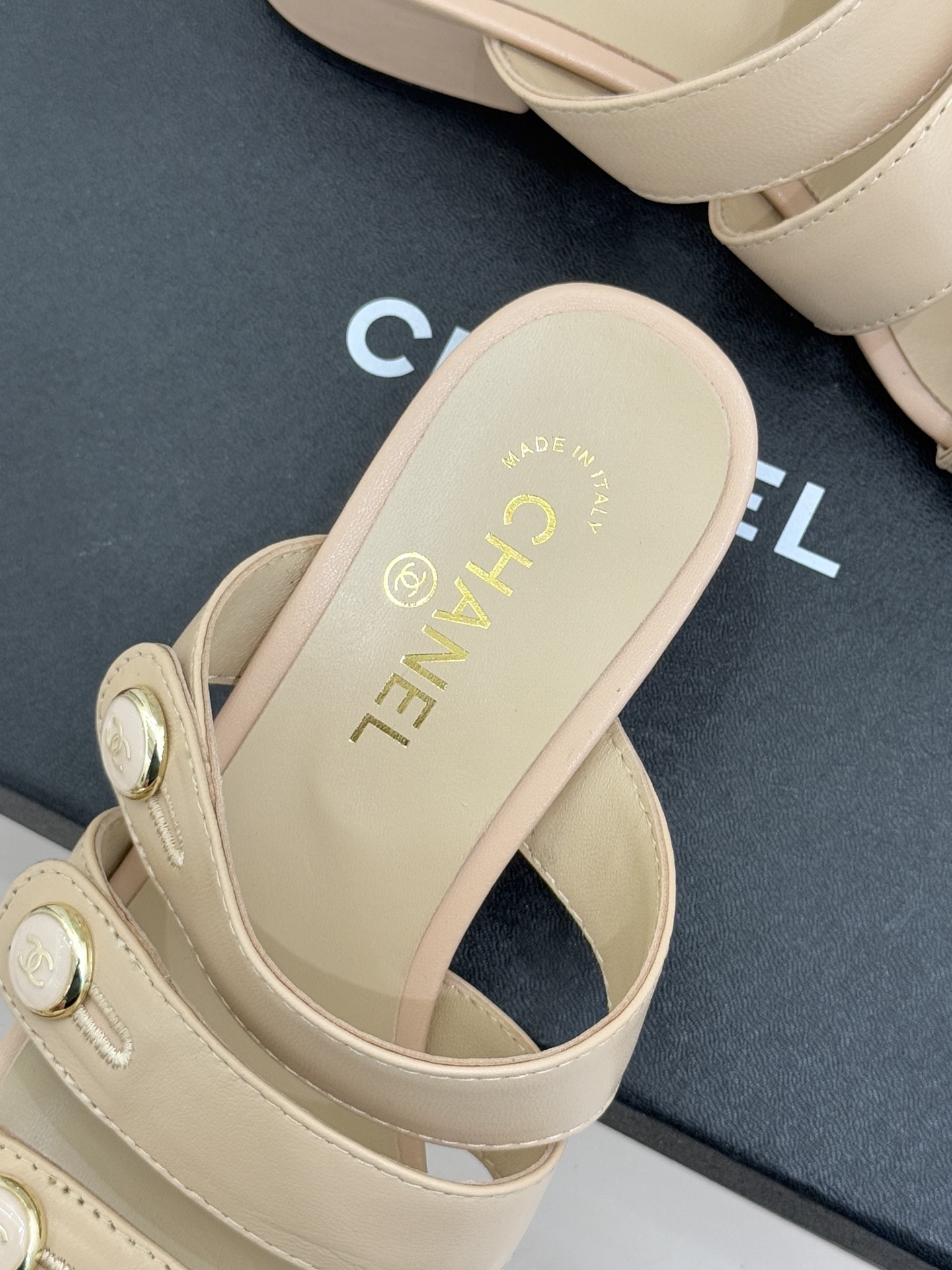 CHANE*｜小香26C早春新品双C纽扣凉拖系列将意式度假的慵懒与精致典雅织就成步履间的奢华诗篇。鞋身标