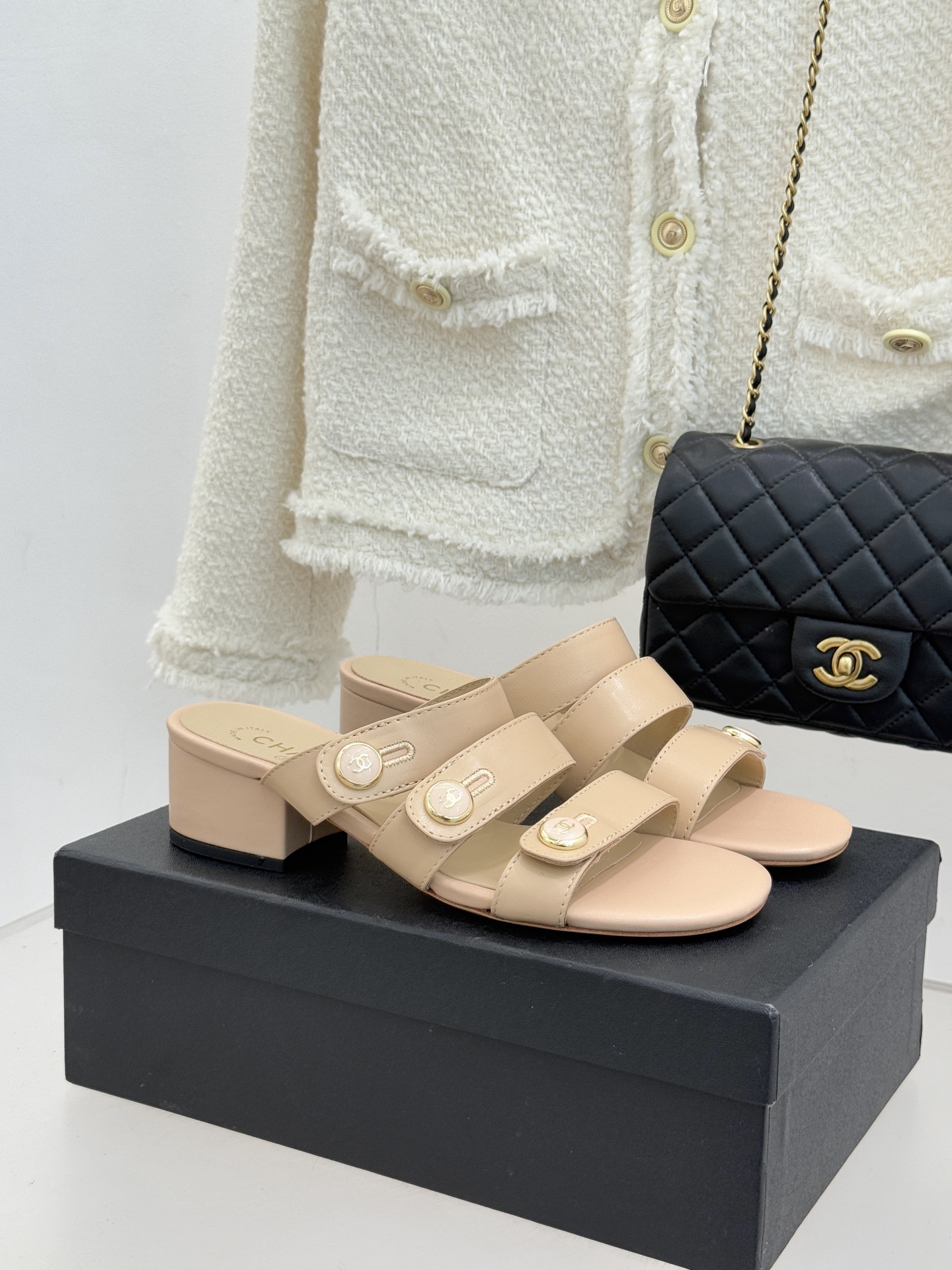CHANE*｜小香26C早春新品双C纽扣凉拖系列将意式度假的慵懒与精致典雅织就成步履间的奢华诗篇。鞋身标