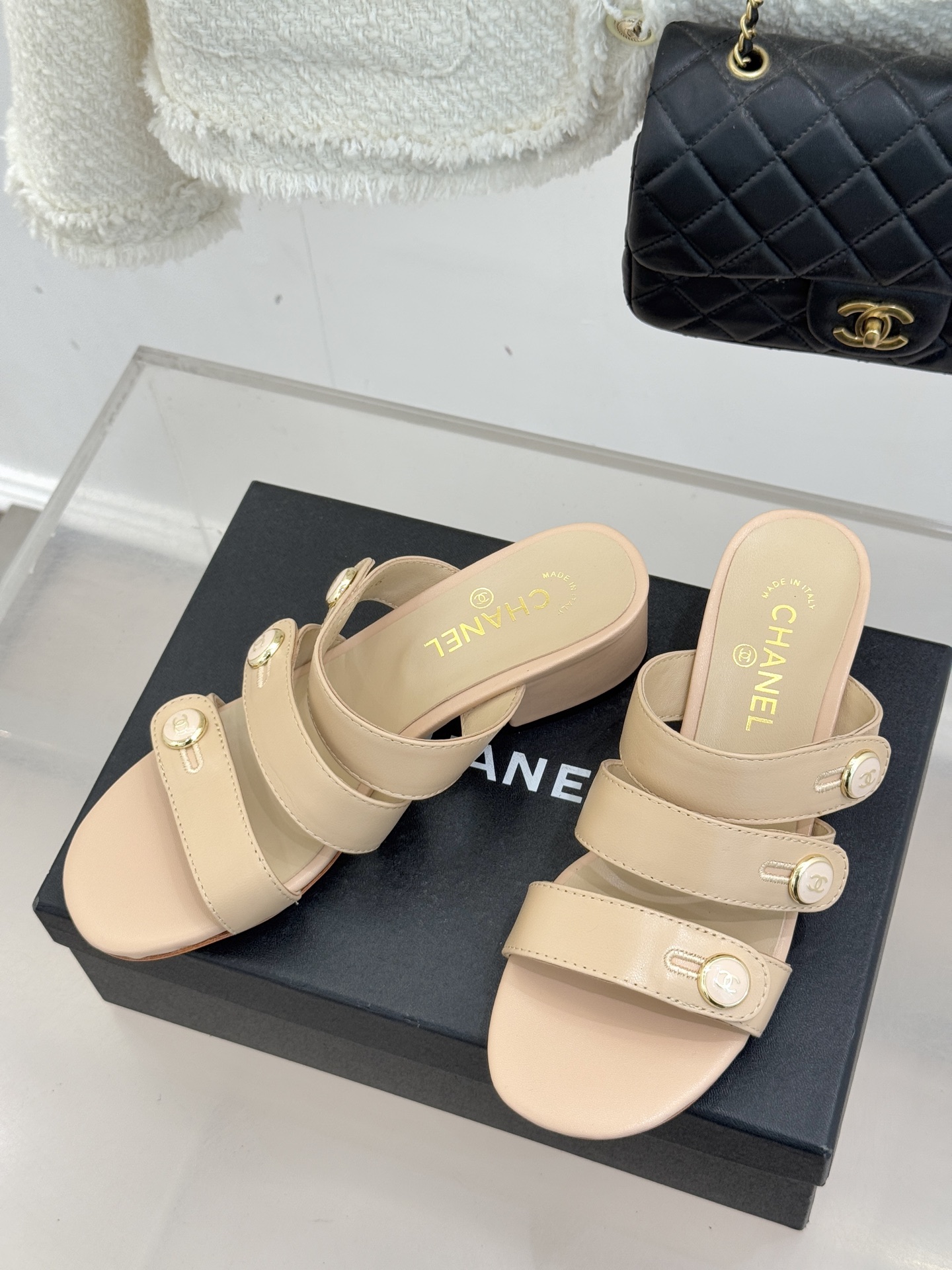 CHANE*｜小香26C早春新品双C纽扣凉拖系列将意式度假的慵懒与精致典雅织就成步履间的奢华诗篇。鞋身标