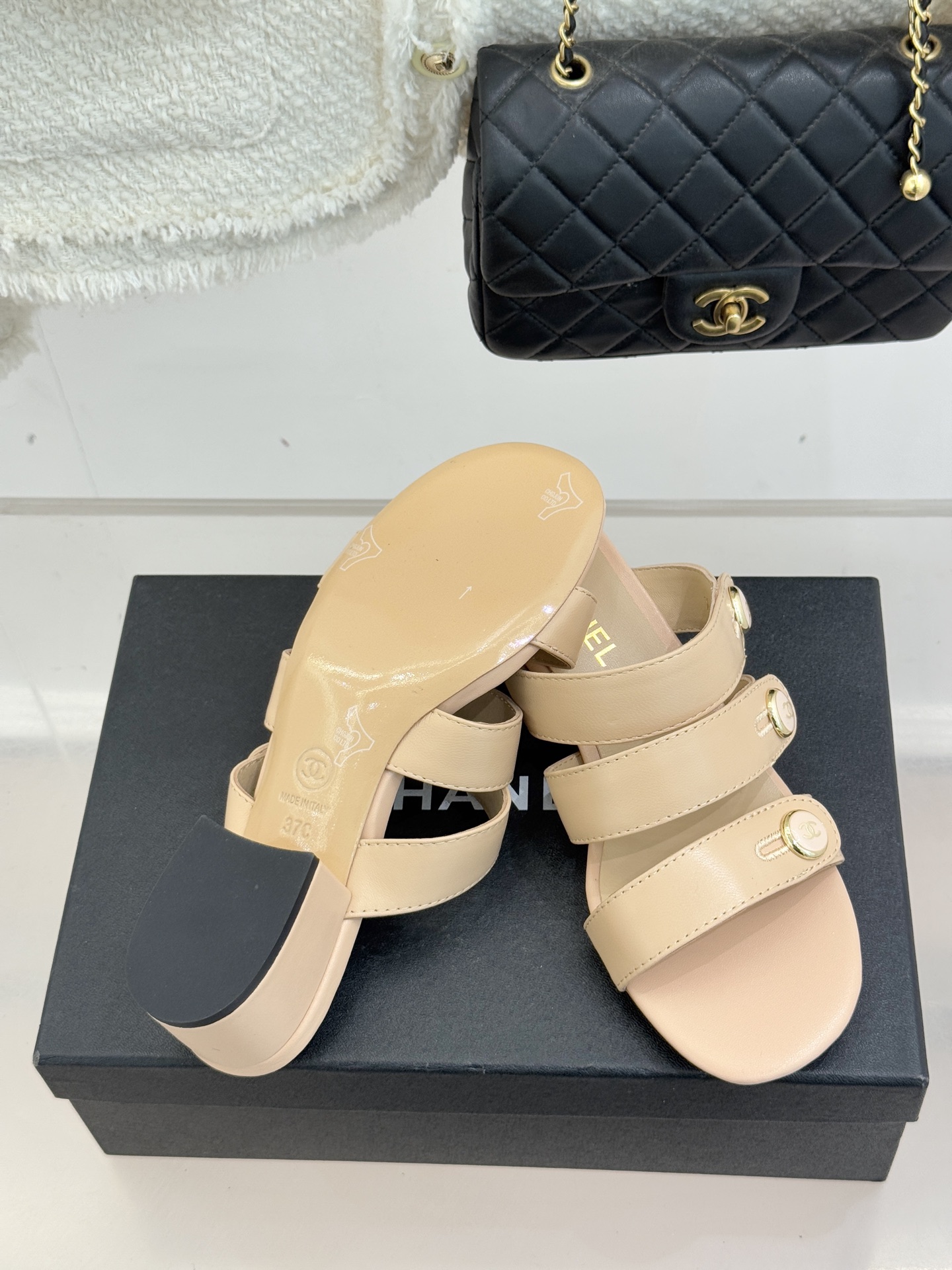 CHANE*｜小香26C早春新品双C纽扣凉拖系列将意式度假的慵懒与精致典雅织就成步履间的奢华诗篇。鞋身标