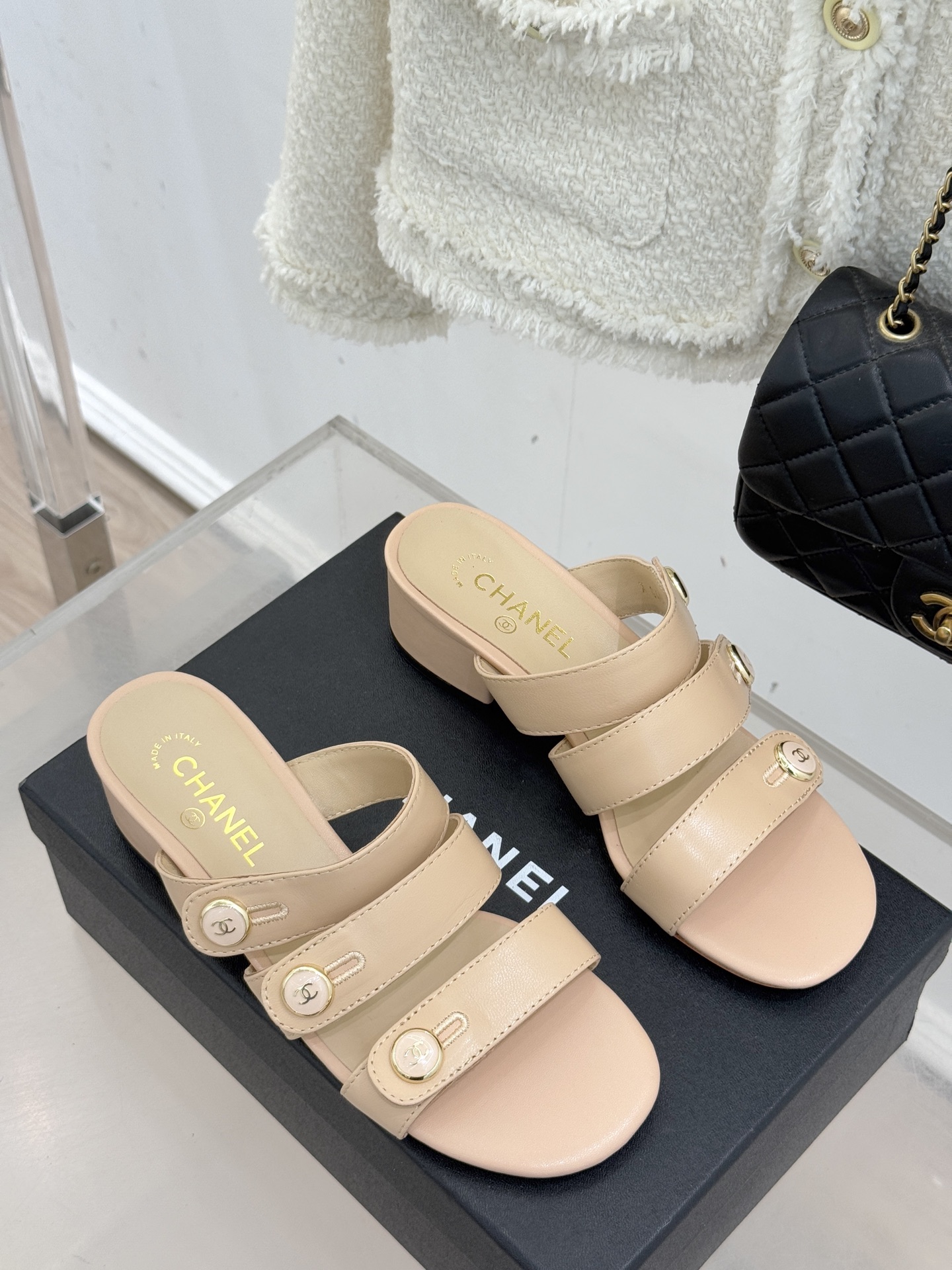 CHANE*｜小香26C早春新品双C纽扣凉拖系列将意式度假的慵懒与精致典雅织就成步履间的奢华诗篇。鞋身标