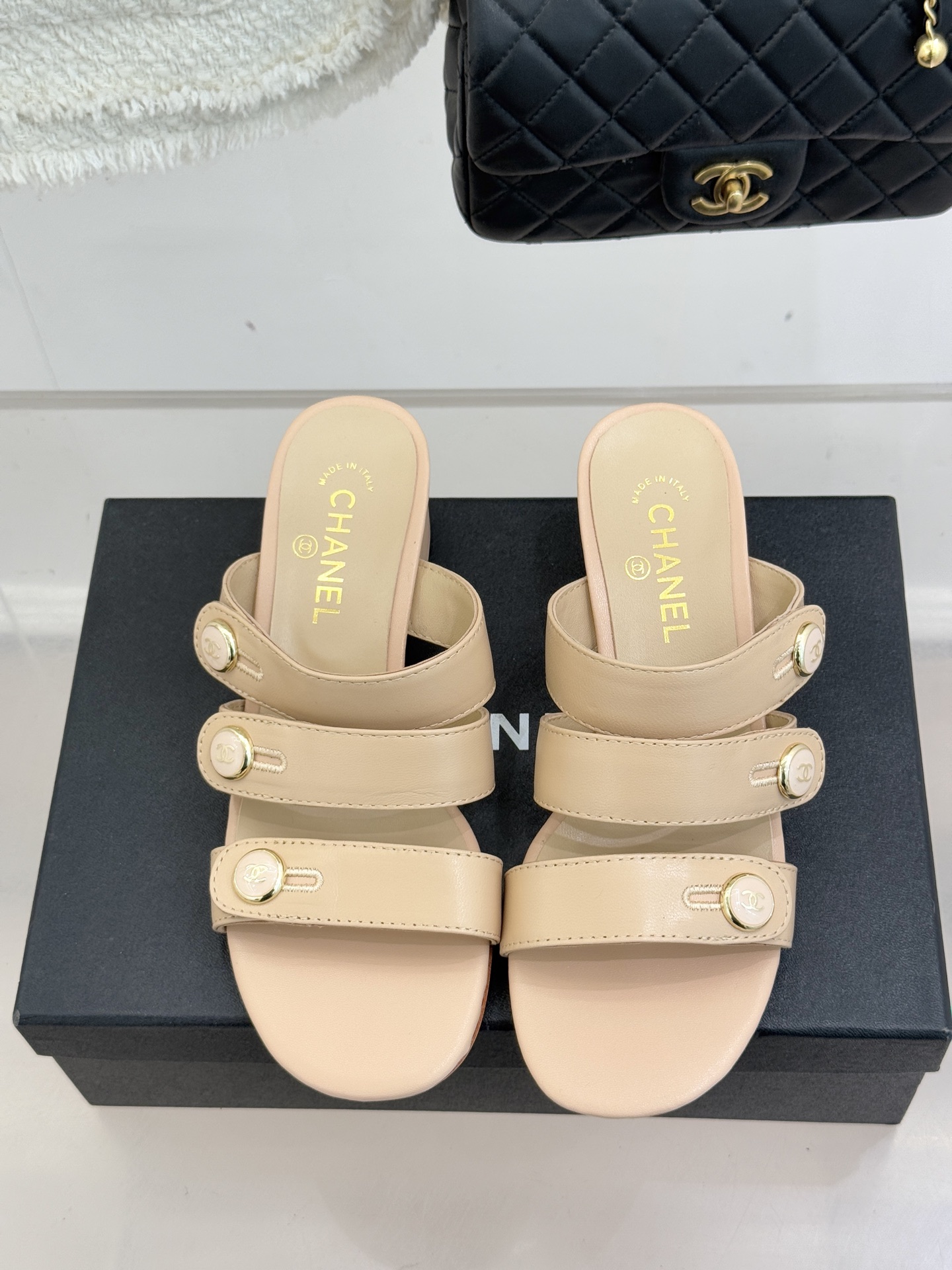 CHANE*｜小香26C早春新品双C纽扣凉拖系列将意式度假的慵懒与精致典雅织就成步履间的奢华诗篇。鞋身标