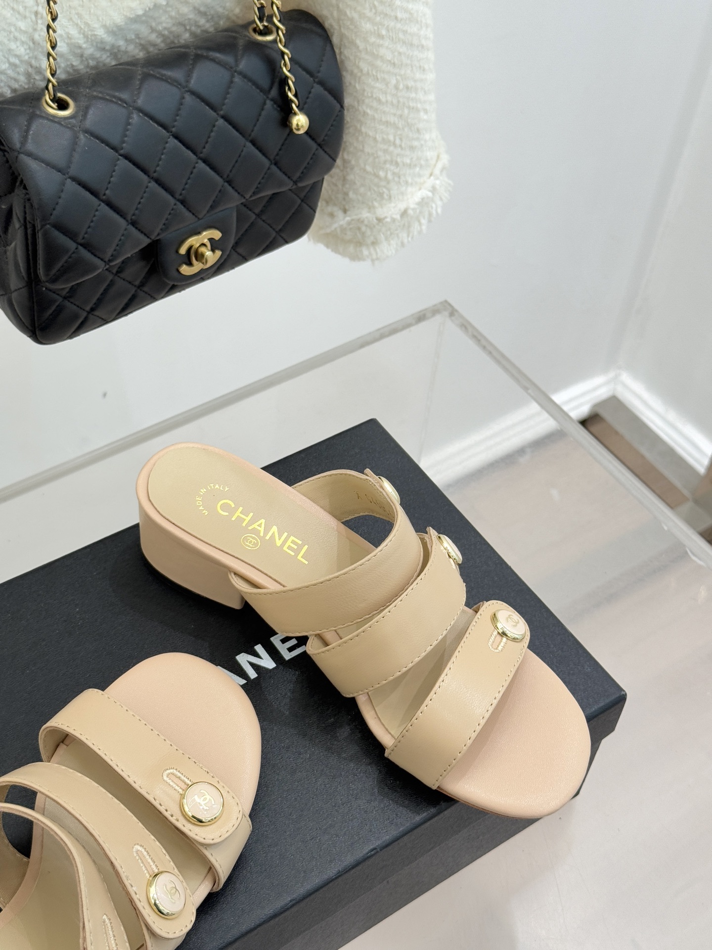 CHANE*｜小香26C早春新品双C纽扣凉拖系列将意式度假的慵懒与精致典雅织就成步履间的奢华诗篇。鞋身标