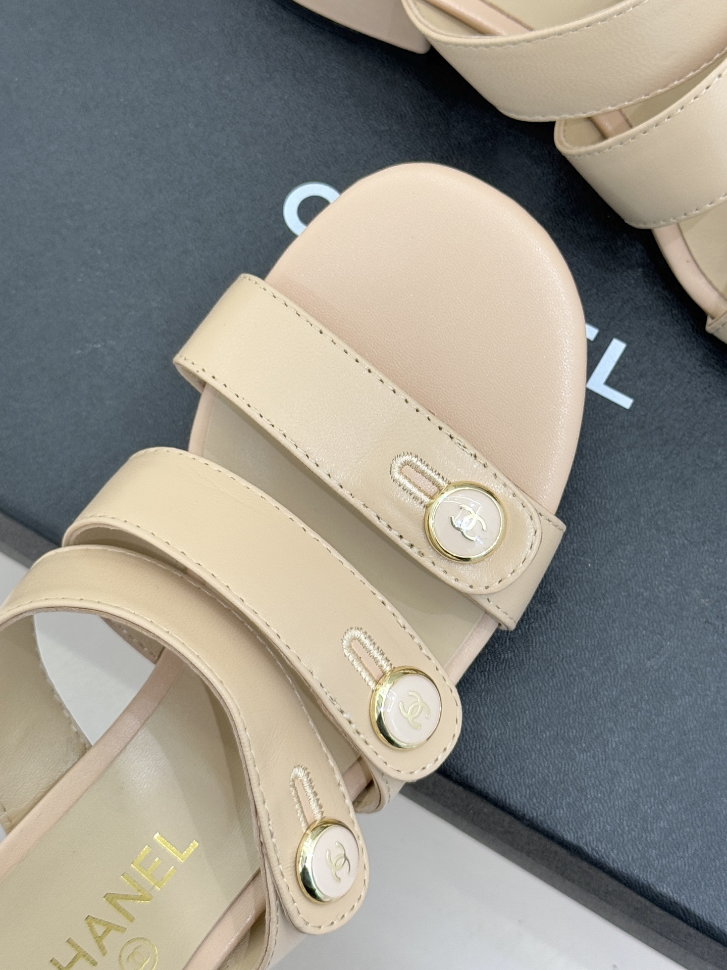 CHANE*｜小香26C早春新品双C纽扣凉拖系列将意式度假的慵懒与精致典雅织就成步履间的奢华诗篇。鞋身标
