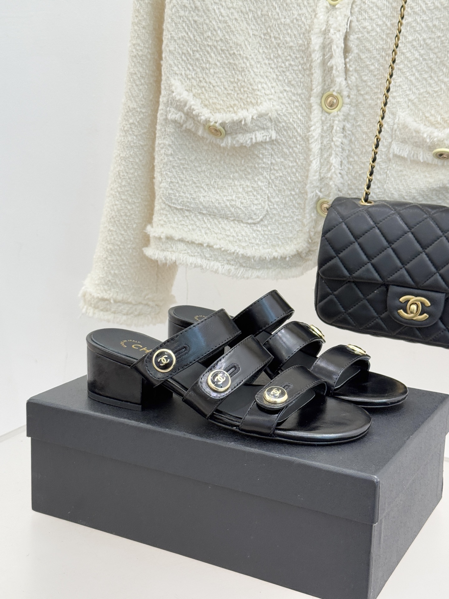 CHANE*｜小香26C早春新品双C纽扣凉拖系列将意式度假的慵懒与精致典雅织就成步履间的奢华诗篇。鞋身标