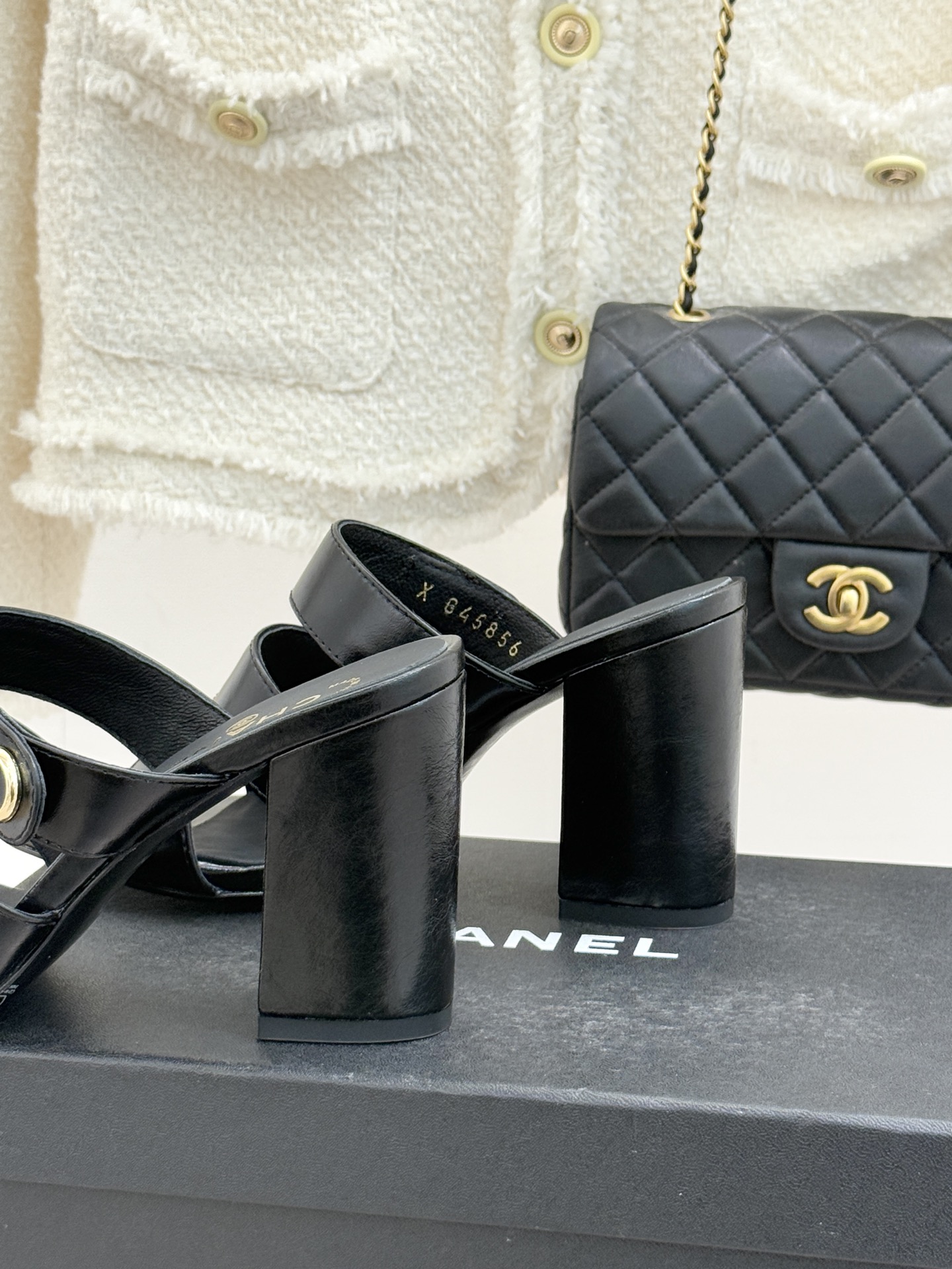 CHANE*｜小香26C早春新品双C纽扣凉拖系列将意式度假的慵懒与精致典雅织就成步履间的奢华诗篇。鞋身标