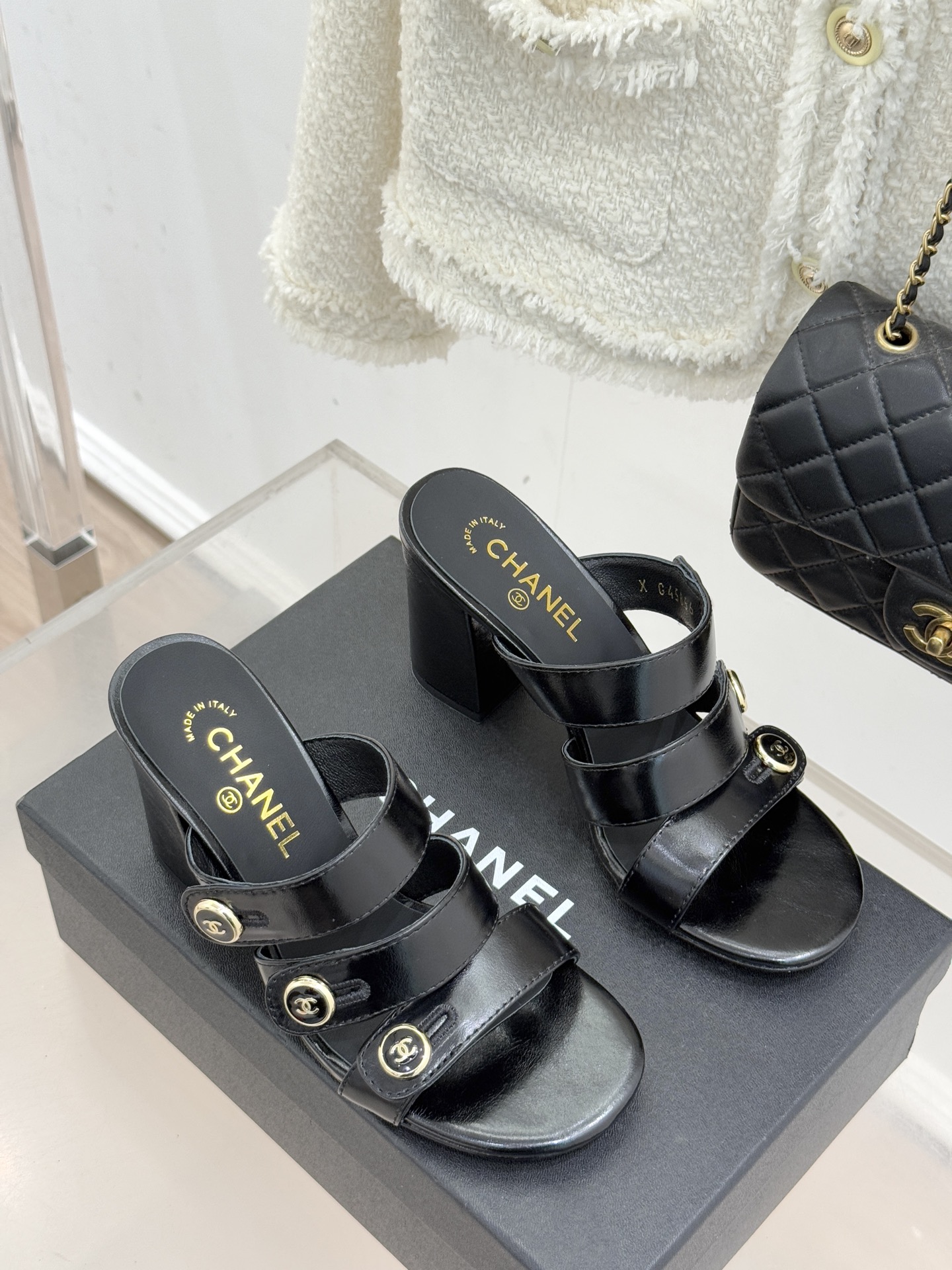 CHANE*｜小香26C早春新品双C纽扣凉拖系列将意式度假的慵懒与精致典雅织就成步履间的奢华诗篇。鞋身标