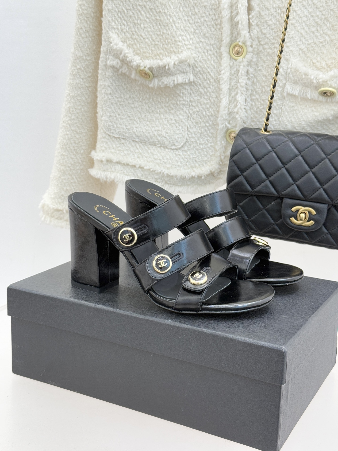 CHANE*｜小香26C早春新品双C纽扣凉拖系列将意式度假的慵懒与精致典雅织就成步履间的奢华诗篇。鞋身标