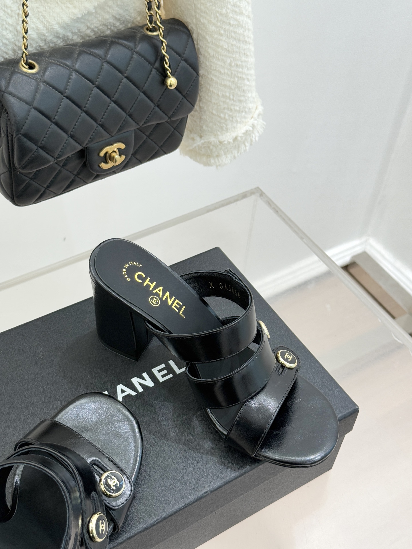 CHANE*｜小香26C早春新品双C纽扣凉拖系列将意式度假的慵懒与精致典雅织就成步履间的奢华诗篇。鞋身标