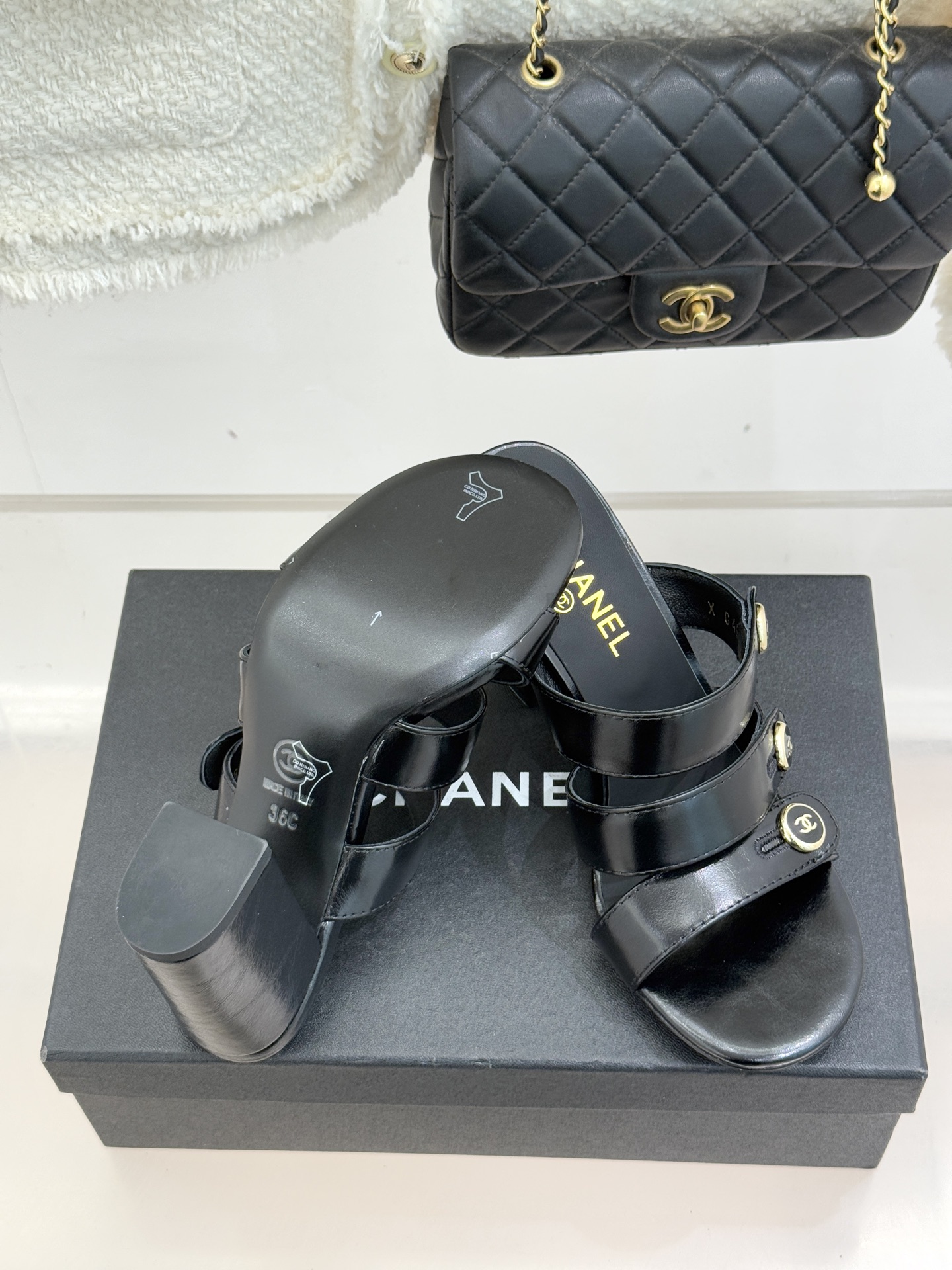 CHANE*｜小香26C早春新品双C纽扣凉拖系列将意式度假的慵懒与精致典雅织就成步履间的奢华诗篇。鞋身标