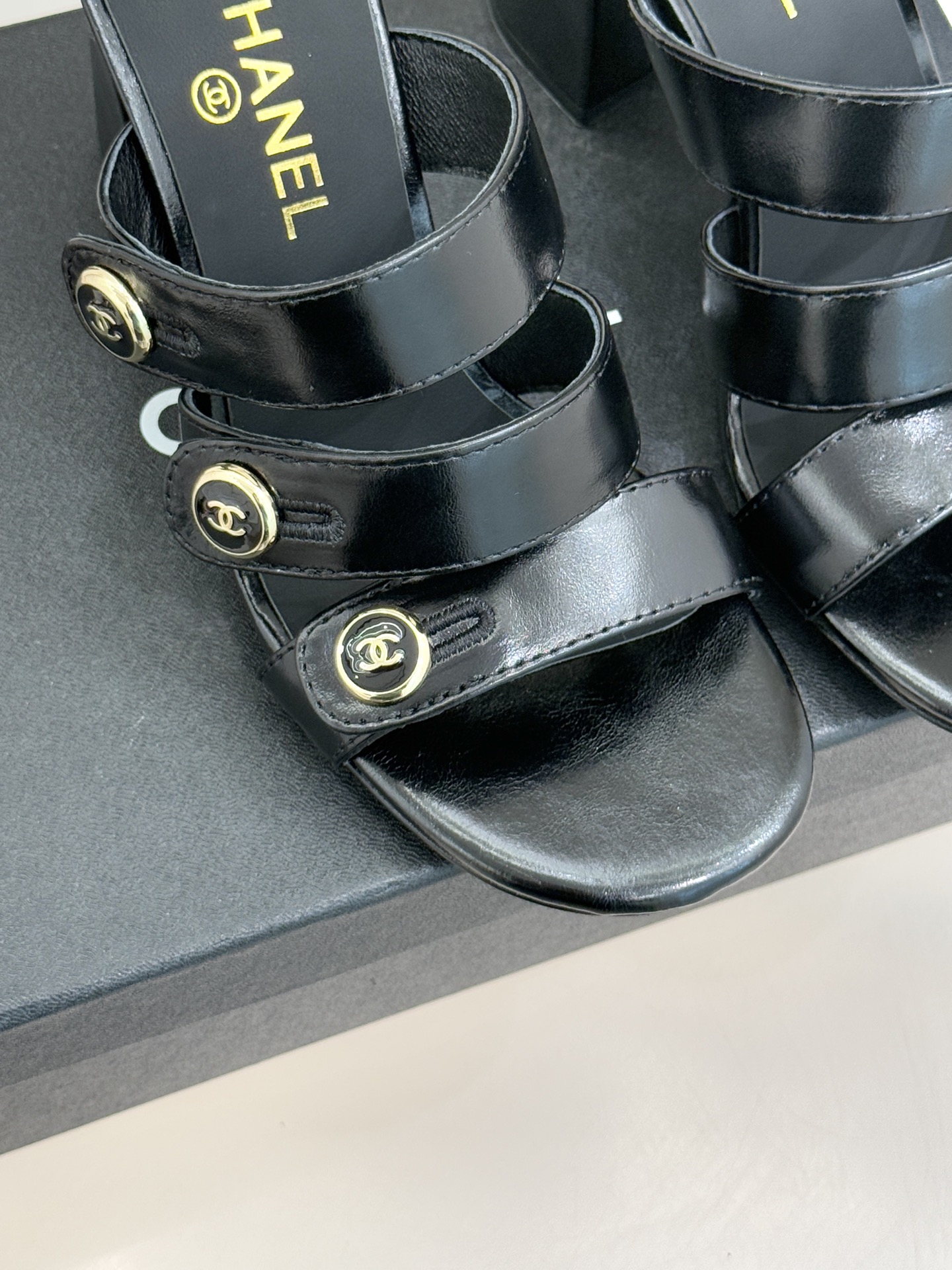 CHANE*｜小香26C早春新品双C纽扣凉拖系列将意式度假的慵懒与精致典雅织就成步履间的奢华诗篇。鞋身标