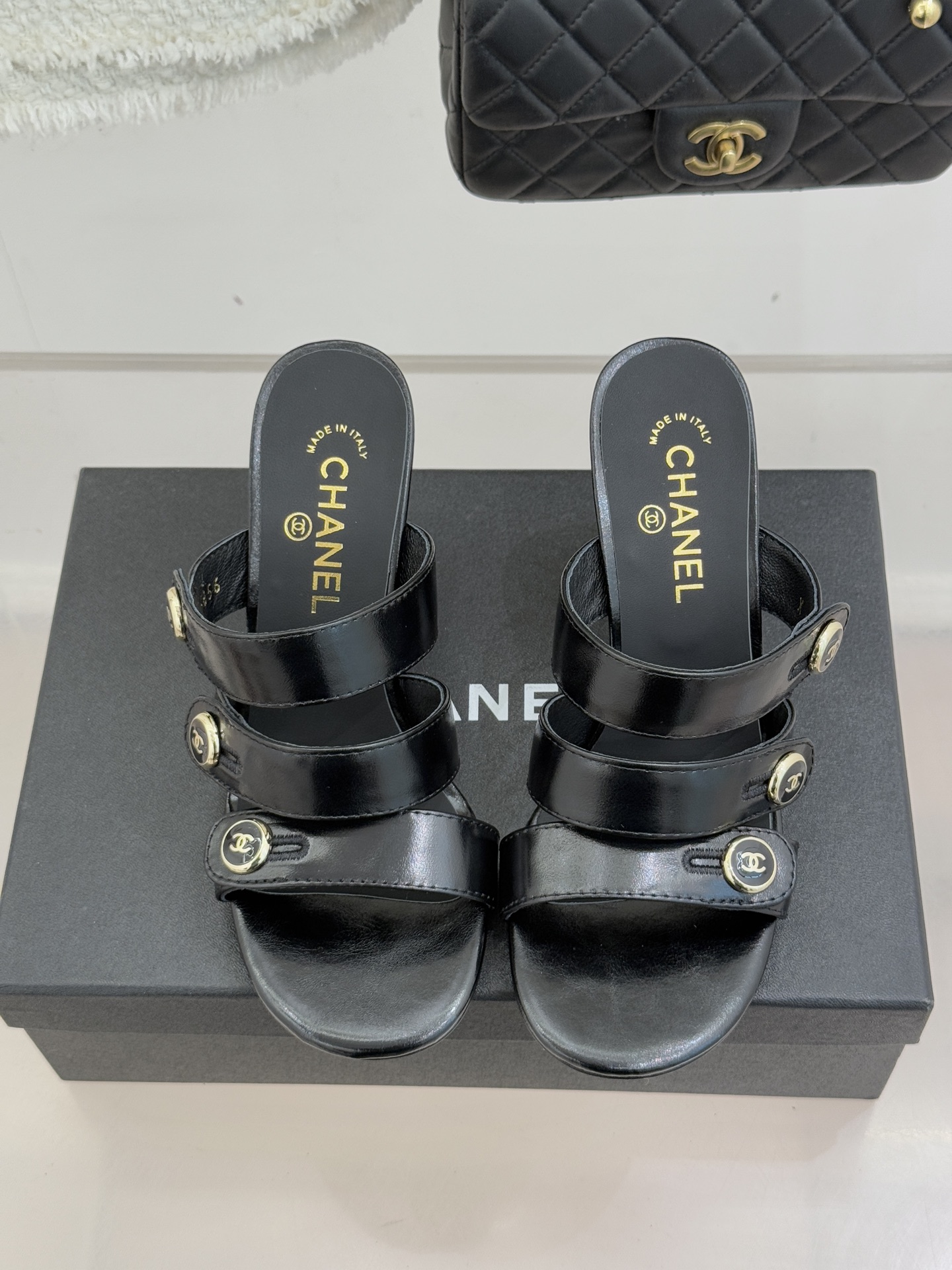 CHANE*｜小香26C早春新品双C纽扣凉拖系列将意式度假的慵懒与精致典雅织就成步履间的奢华诗篇。鞋身标