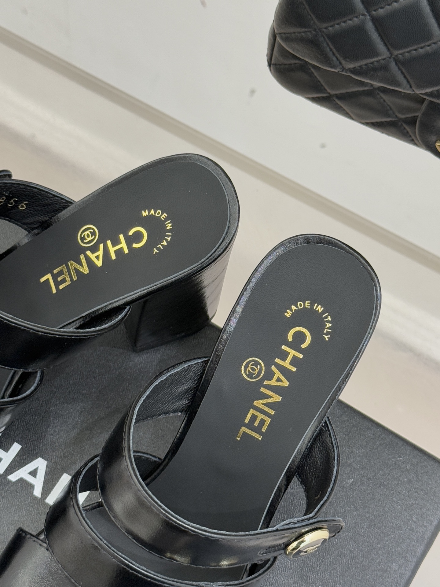 CHANE*｜小香26C早春新品双C纽扣凉拖系列将意式度假的慵懒与精致典雅织就成步履间的奢华诗篇。鞋身标