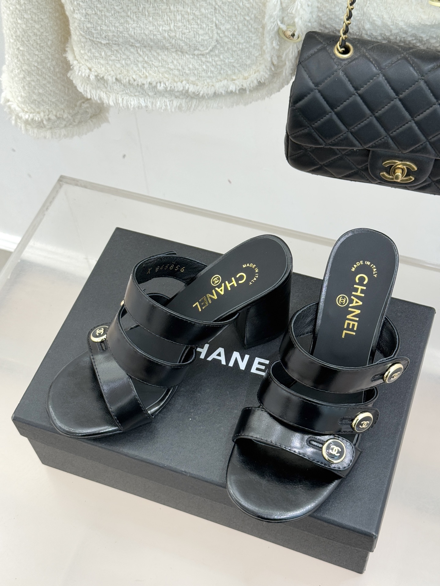 CHANE*｜小香26C早春新品双C纽扣凉拖系列将意式度假的慵懒与精致典雅织就成步履间的奢华诗篇。鞋身标